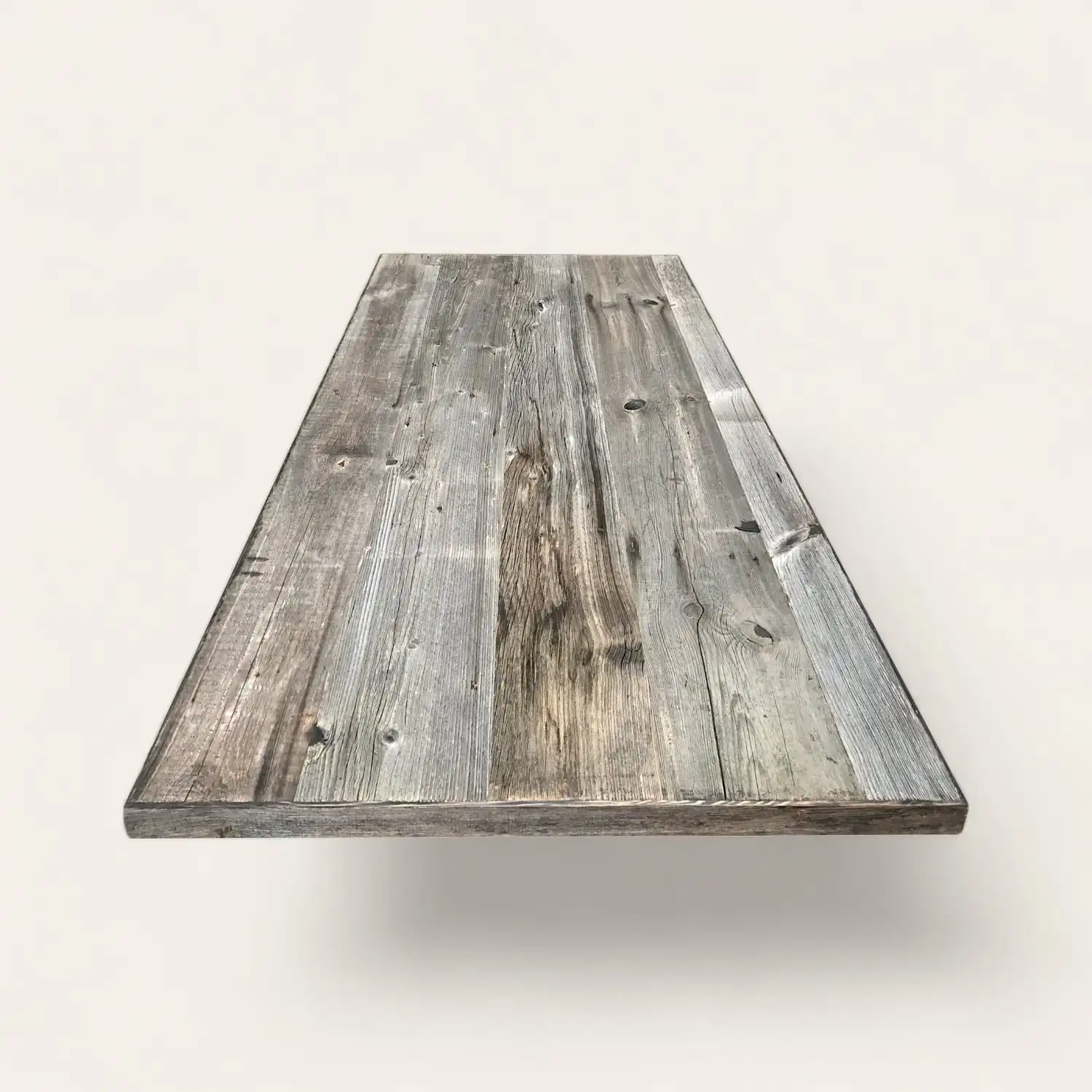  Une table en bois rustique avec un plateau en bois sur fond blanc. 