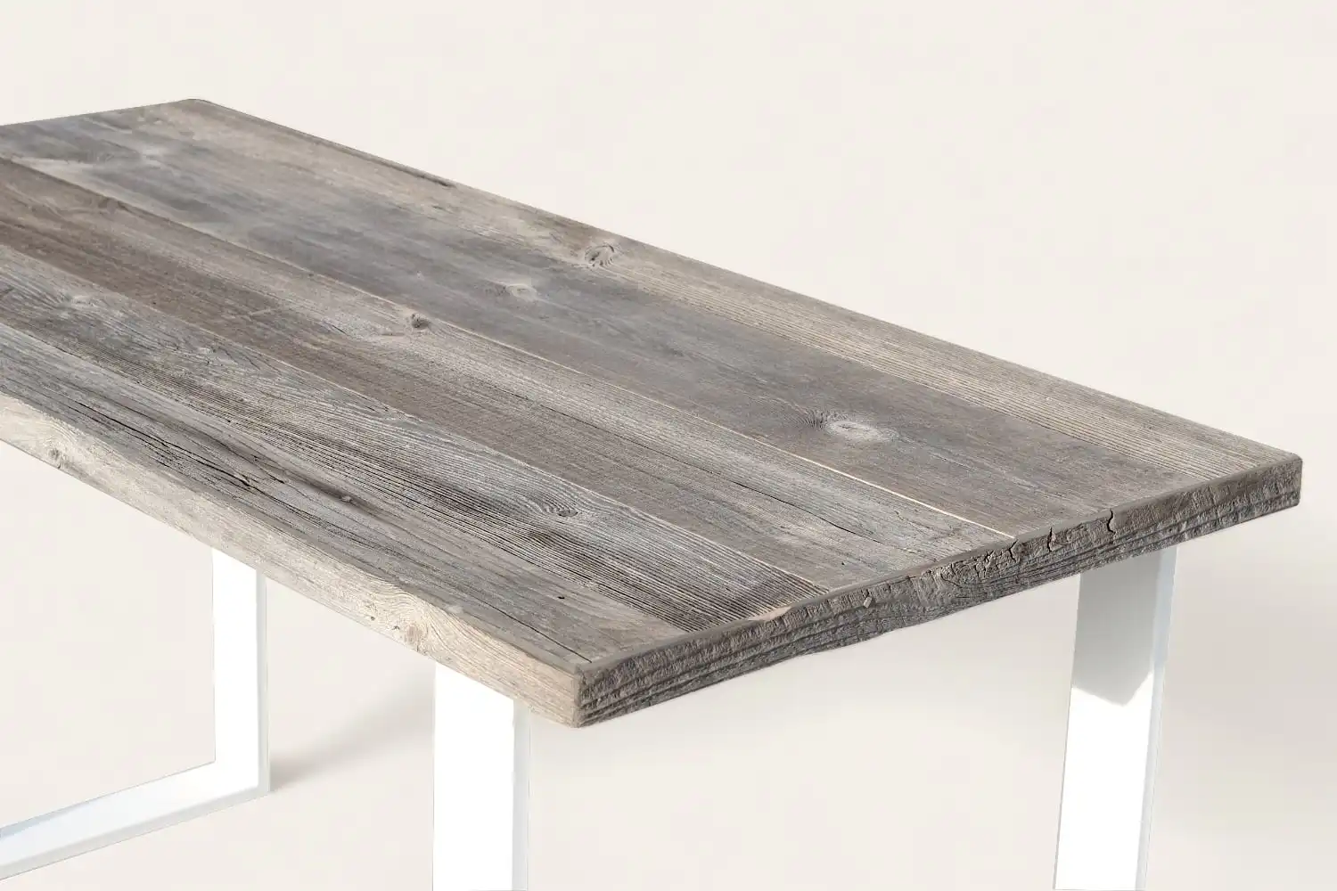 Une table rustique en bois avec des pieds blancs et un plateau en bois.