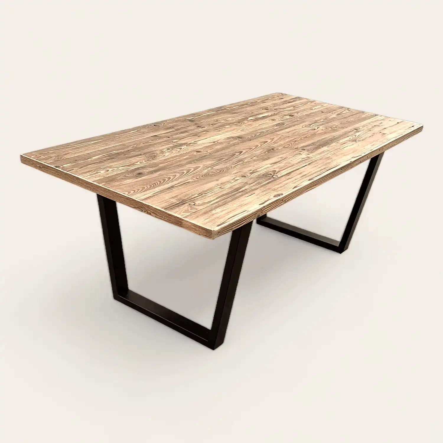  Une table à manger en bois rustique avec des pieds noirs sur fond blanc. 