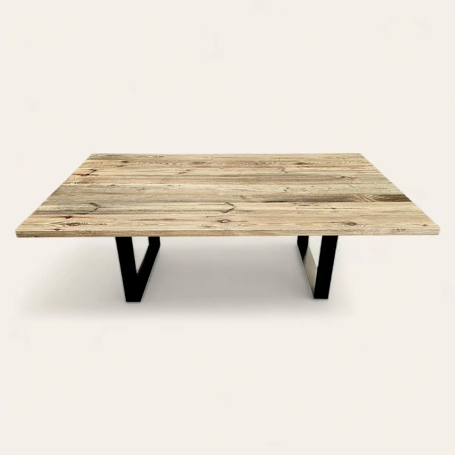  Une table en bois vieilli avec des pieds noirs sur fond blanc. 