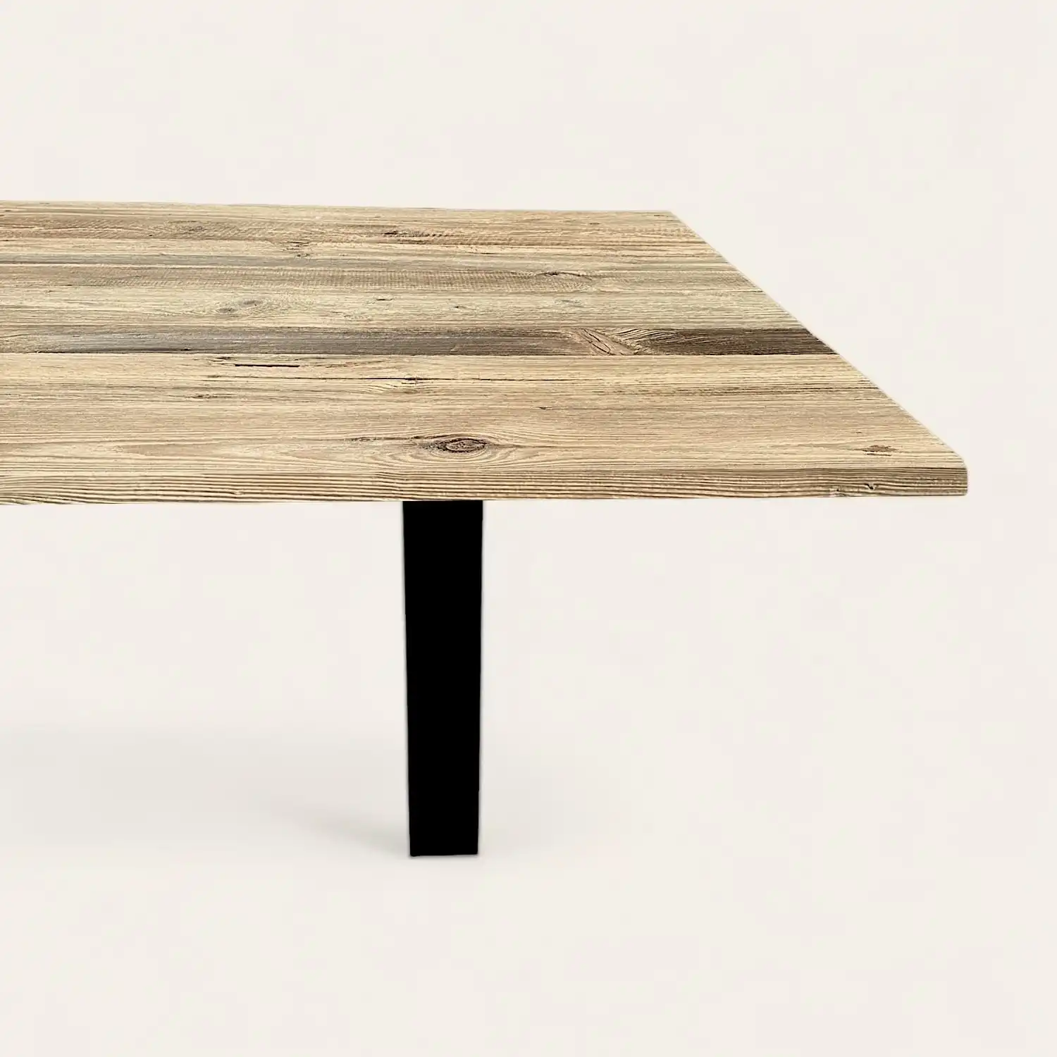  Une table en bois rustique avec des pieds noirs sur fond blanc. 