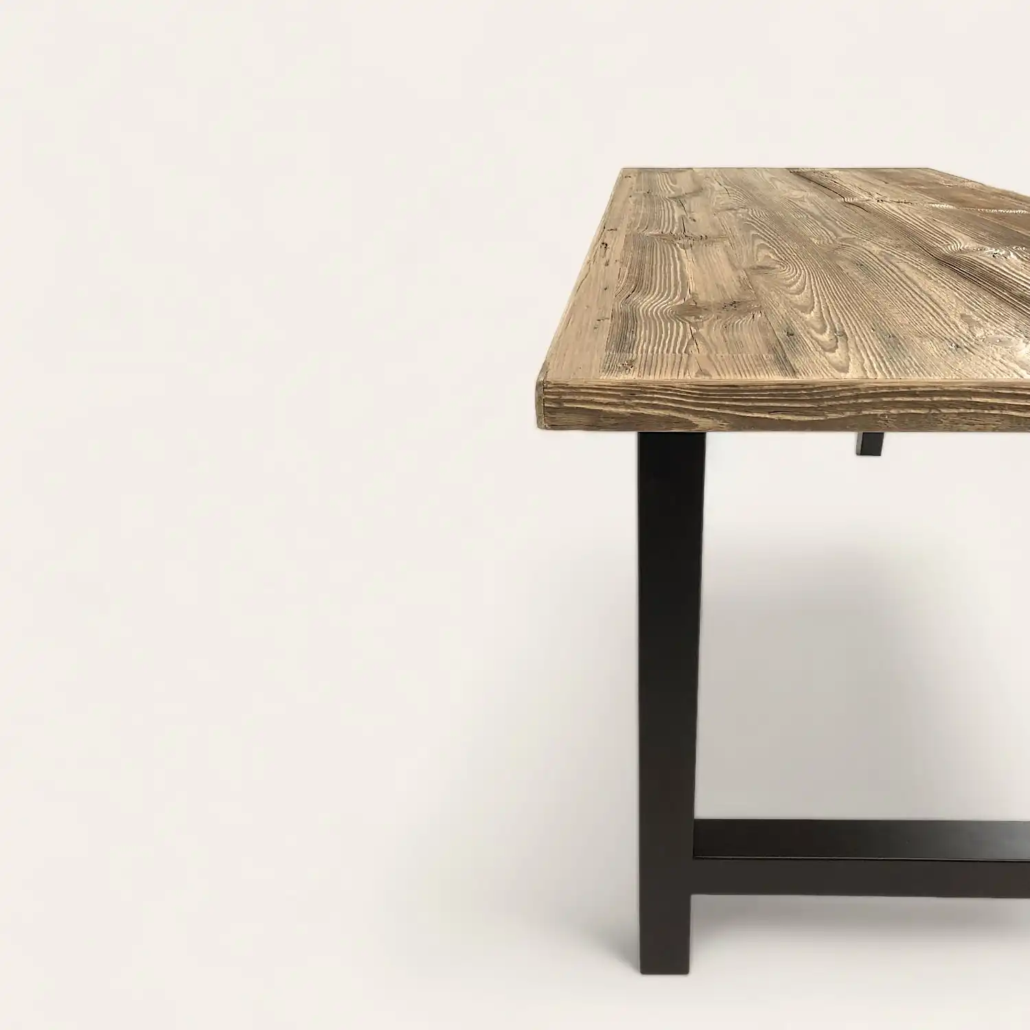  Une table à manger en bois ancien avec pieds noirs. 
