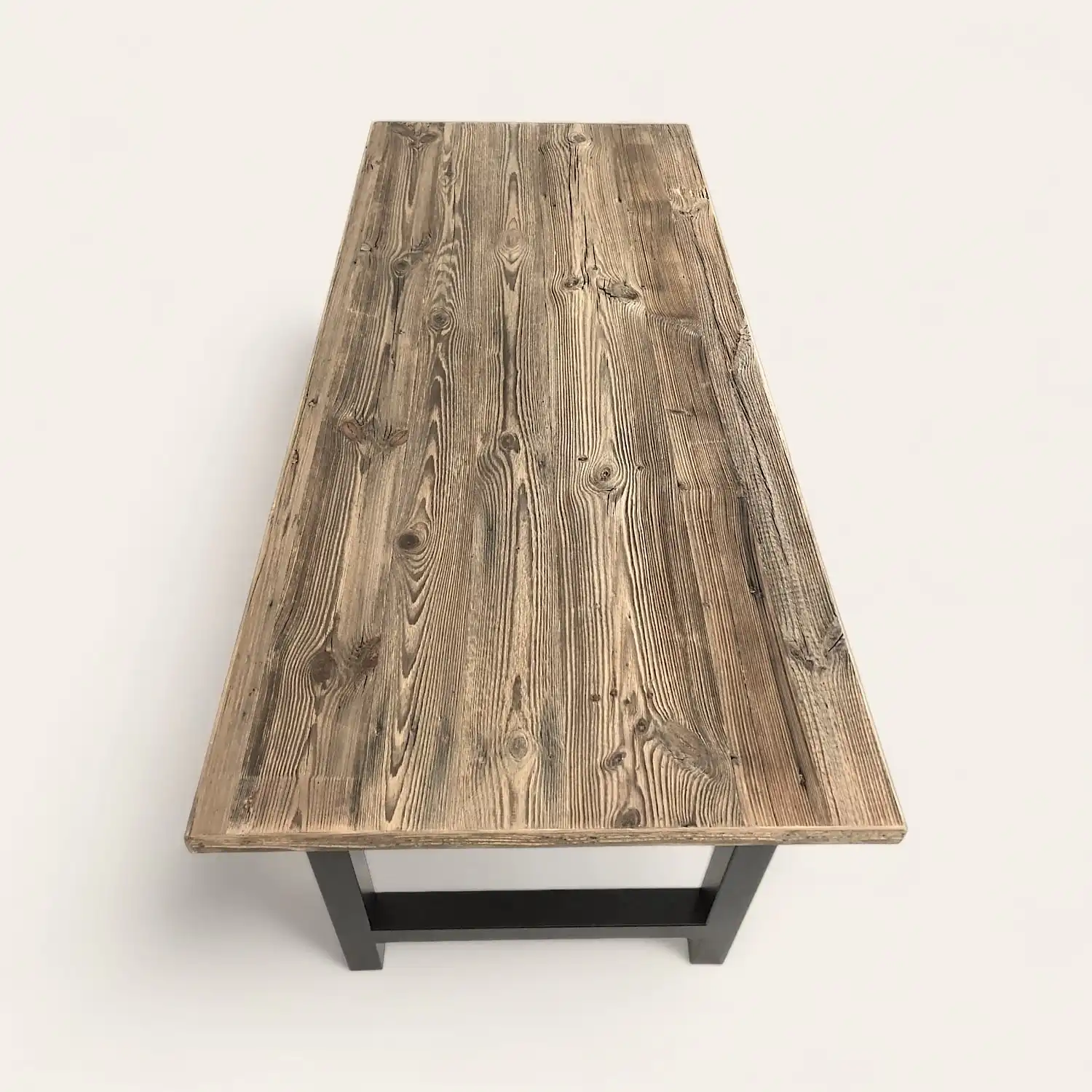  Une table à manger en vieux bois avec pieds noirs. 