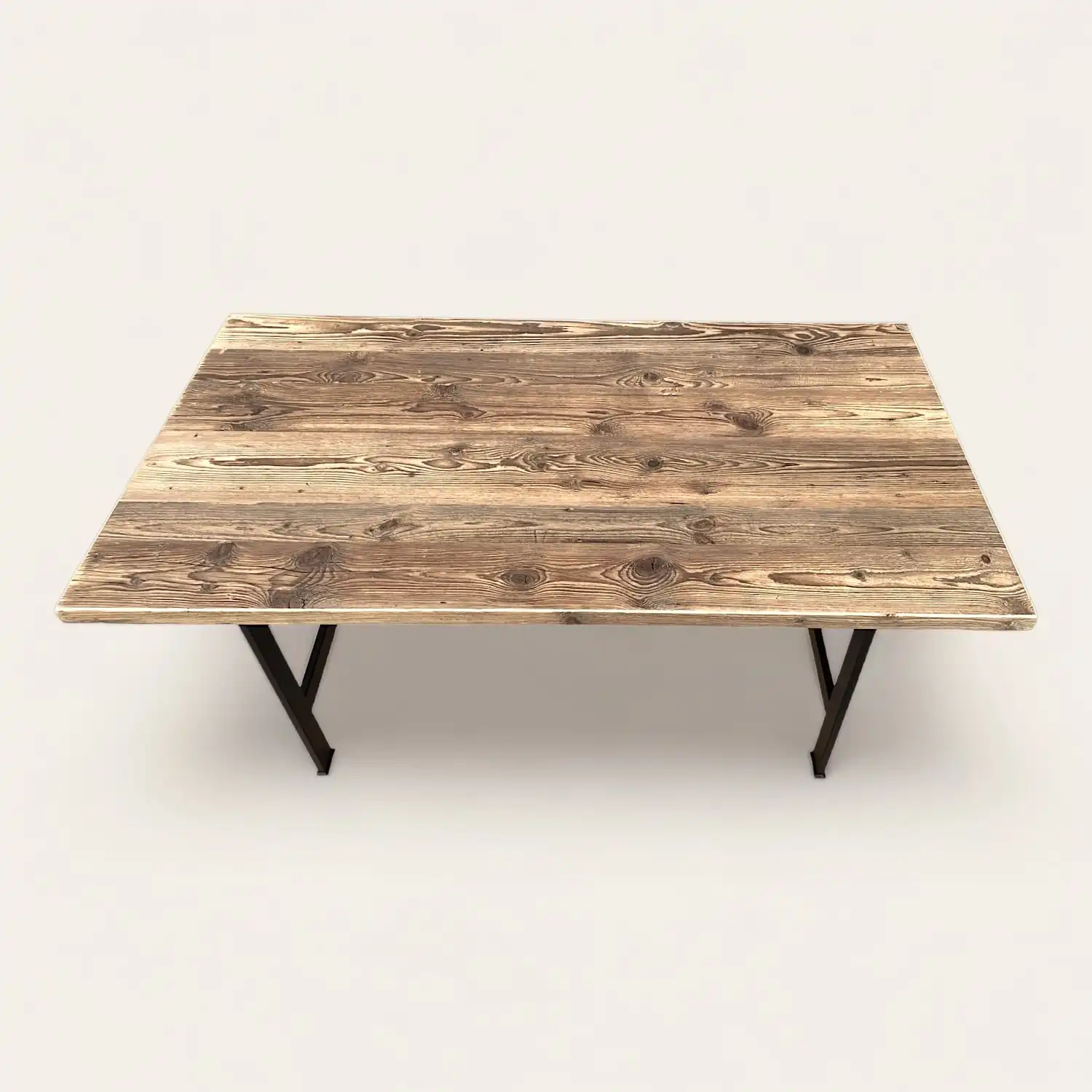  Une table rustique en bois avec des pieds noirs et un plateau en bois. 