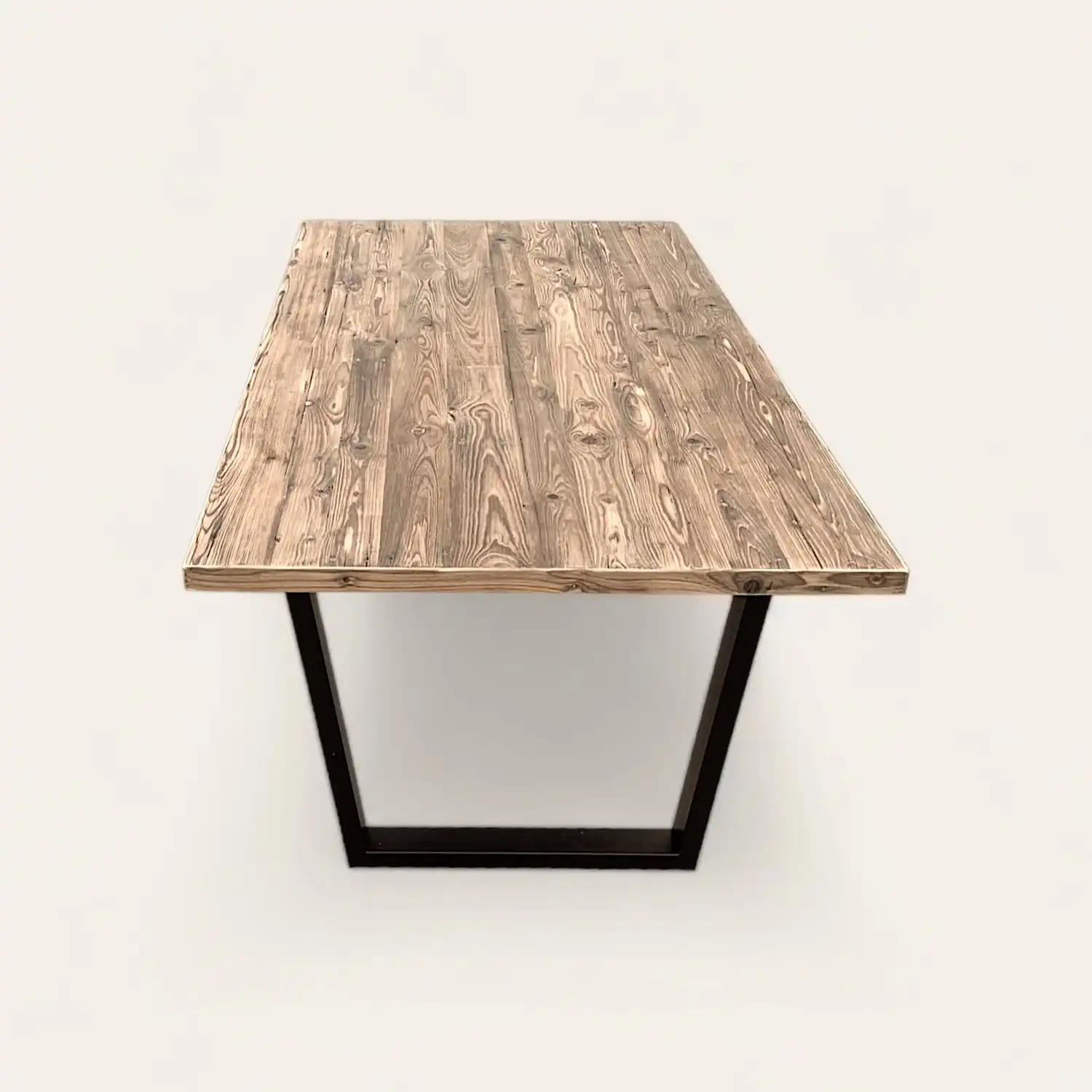  Table à manger en bois rustique avec un piètement en métal noir. 