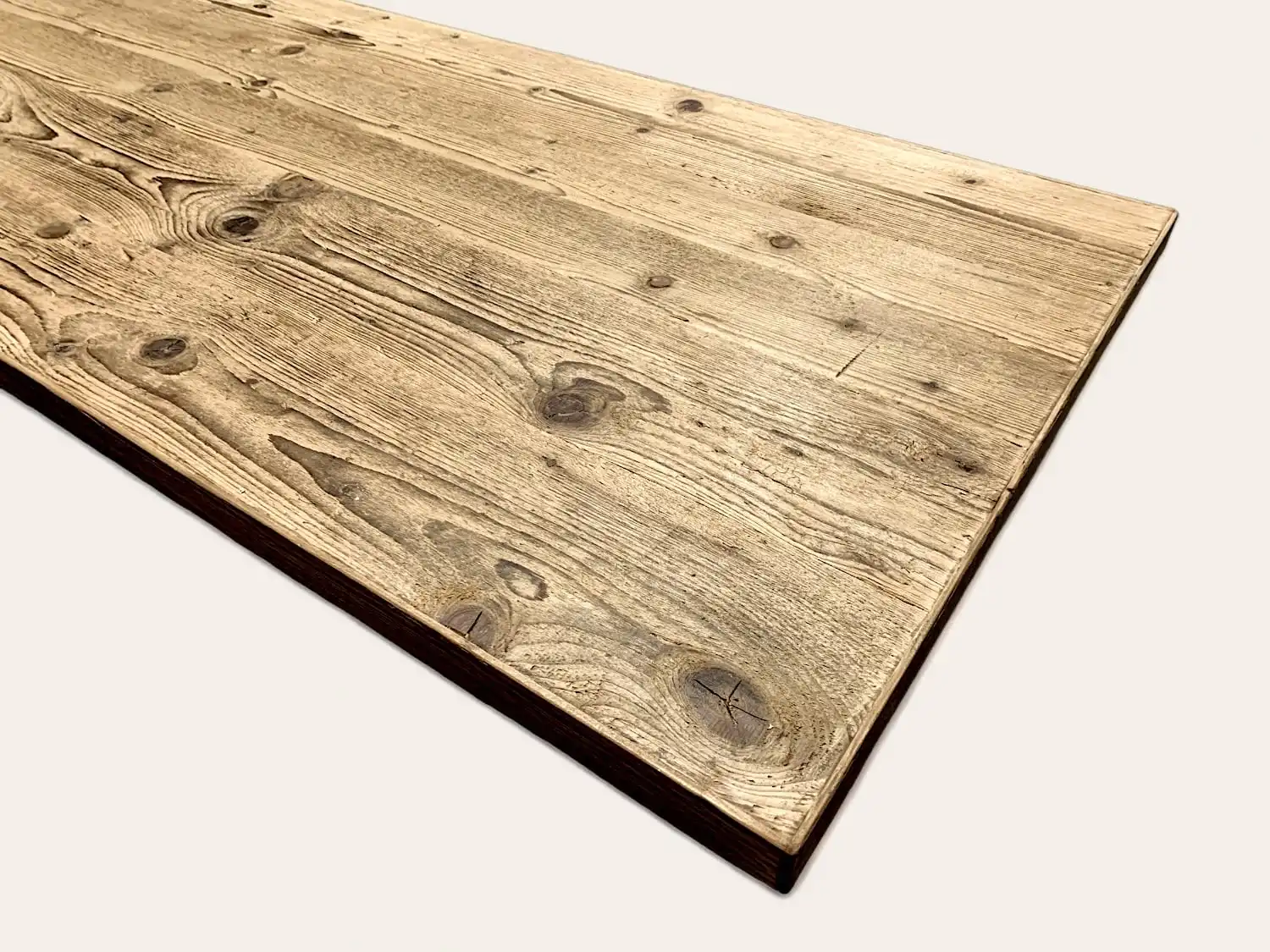 Un plateau de table en bois rustique sur une surface blanche.
