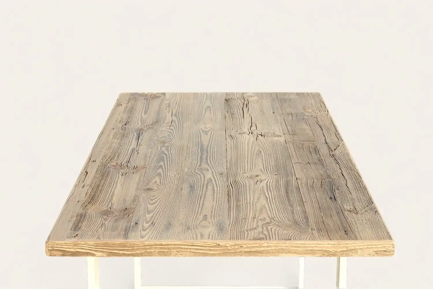 Une table rustique avec un plateau en bois et des pieds en métal.