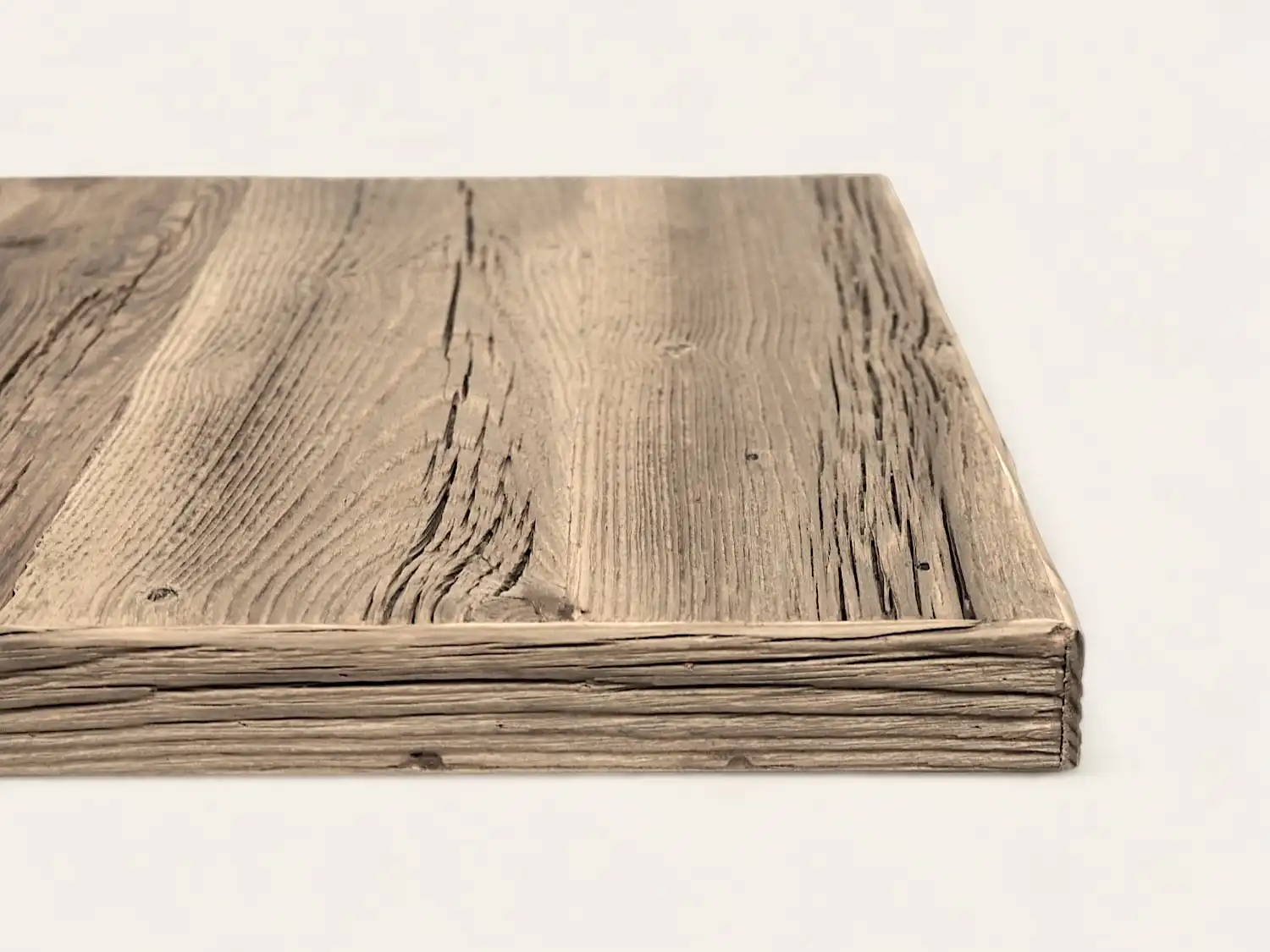 Une vue rapprochée du bord latéral d'une planche de bois rectangulaire révèle une surface texturée et patinée, dégageant un charme rustique de campagne, parfait pour une table de style ferme.