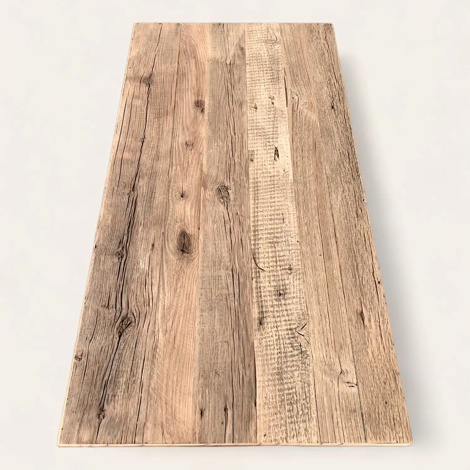  Une image d'un plateau de table campagnarde en bois sur un fond blanc. 