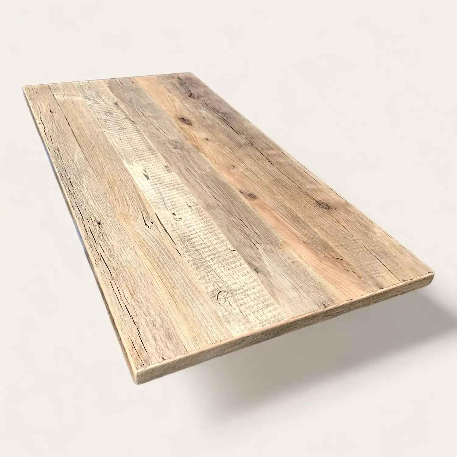  Une image d'un plateau de table en vieux bois sur un fond blanc. 