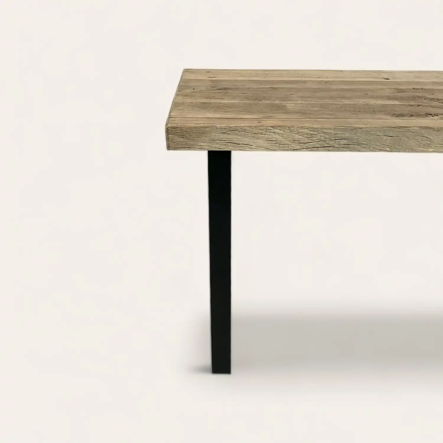  Une table en bois ancien avec des jambes noires sur un fond blanc. 