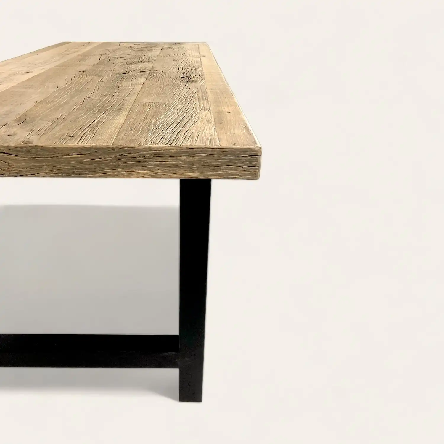  Une table de campagne en bois avec des jambes noires. 