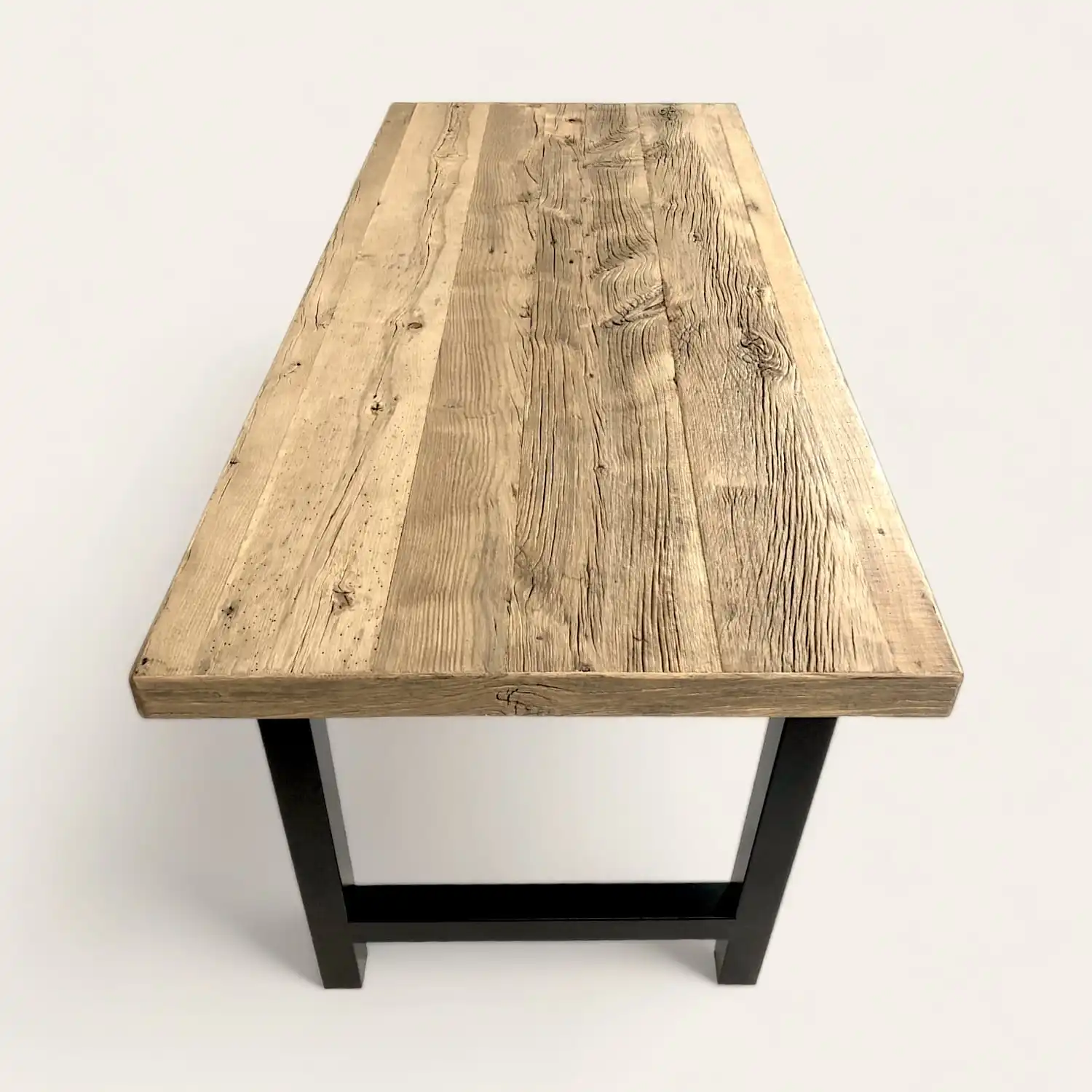  Une table à manger campagnarde en bois avec pieds noirs. 