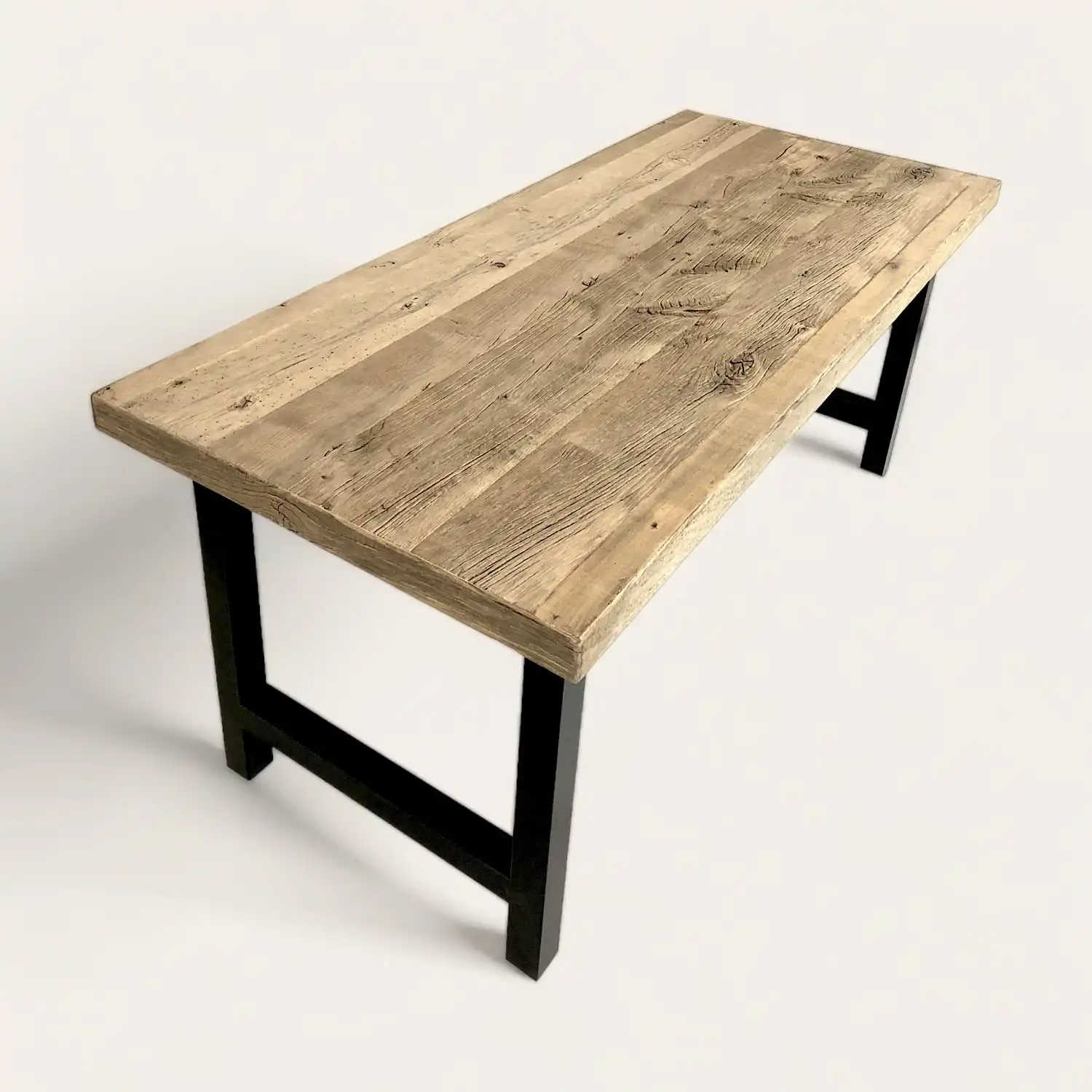 Une table à manger en bois rustique sur mesure avec des pieds noirs. 