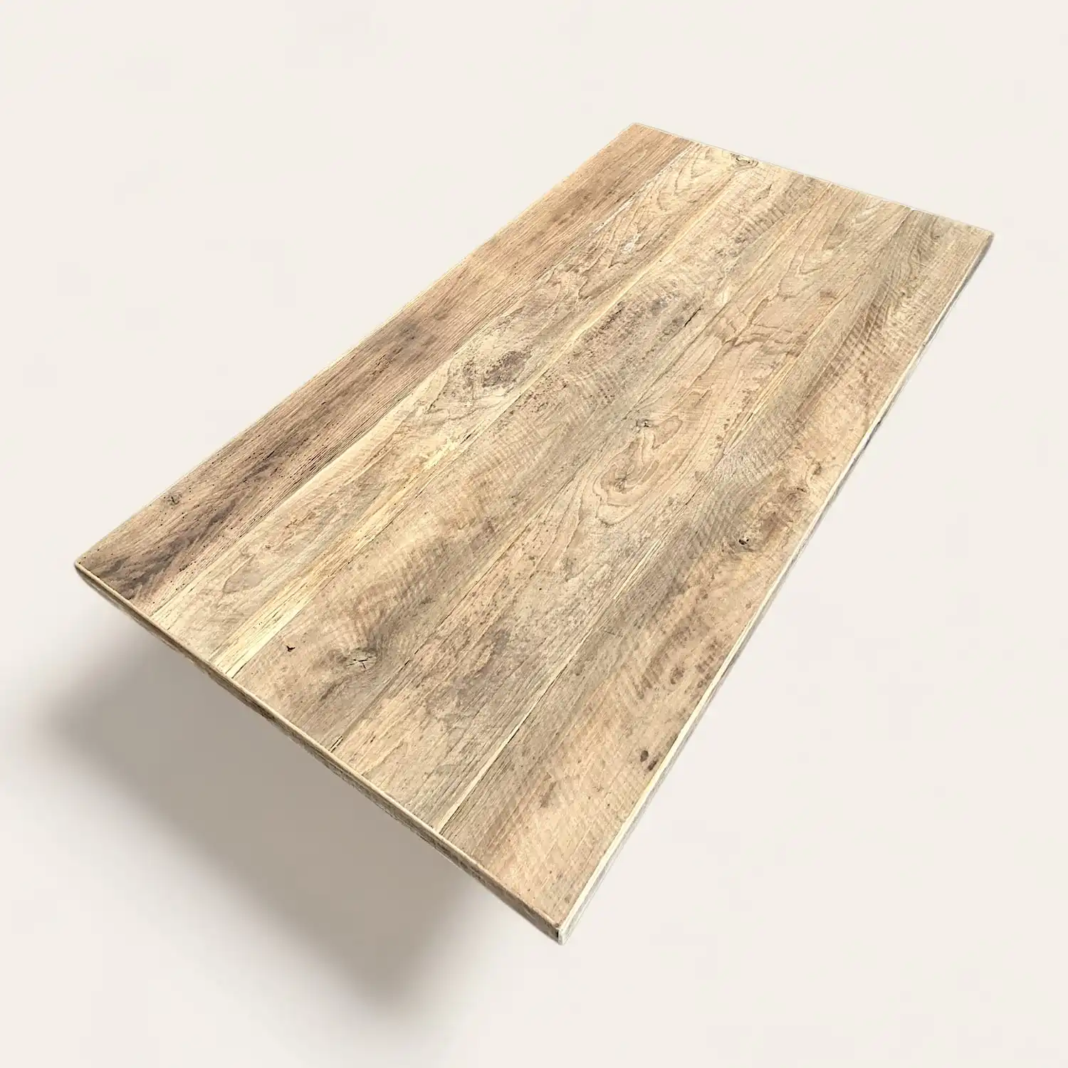  Une image d'une table ancienne en bois sur une surface blanche. 