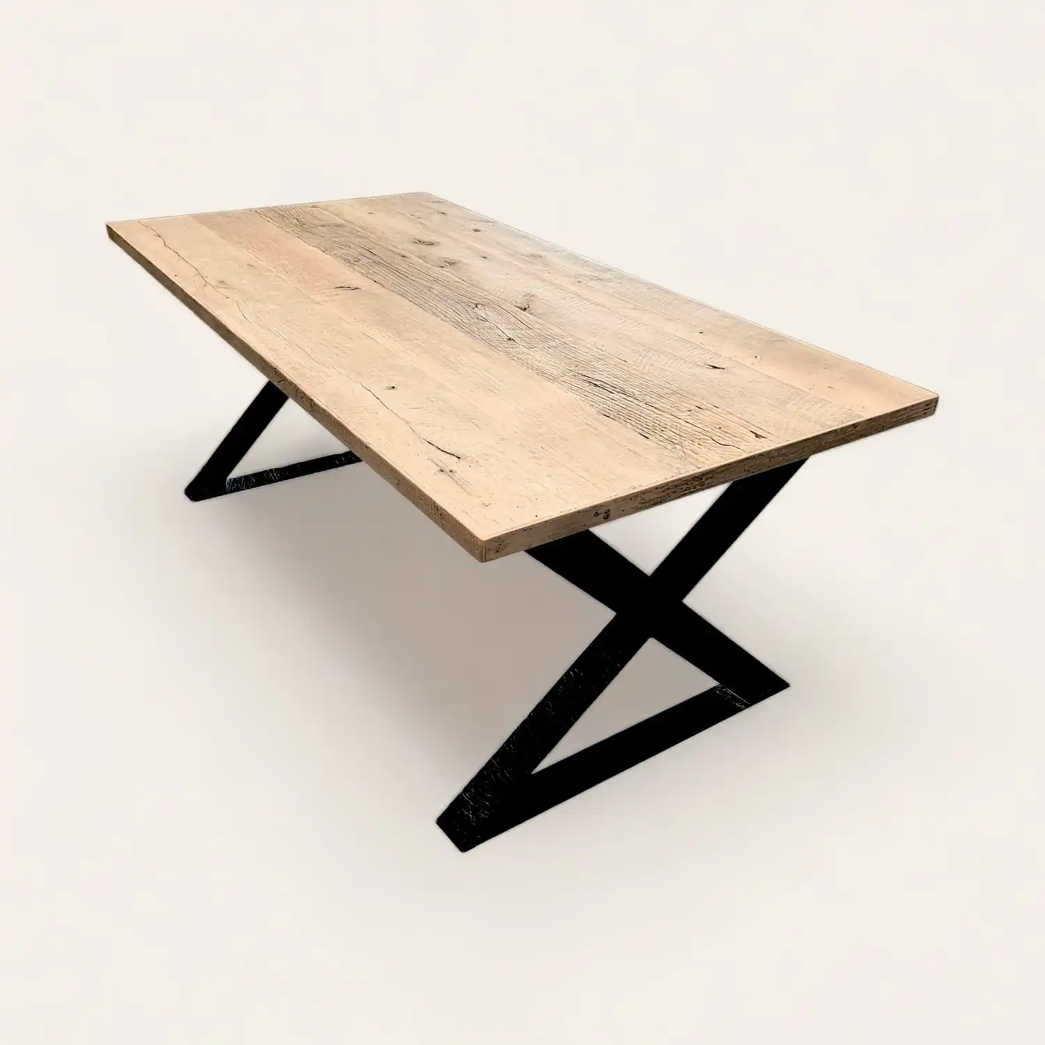  Une ancienne table en bois avec des pieds métalliques noirs. 