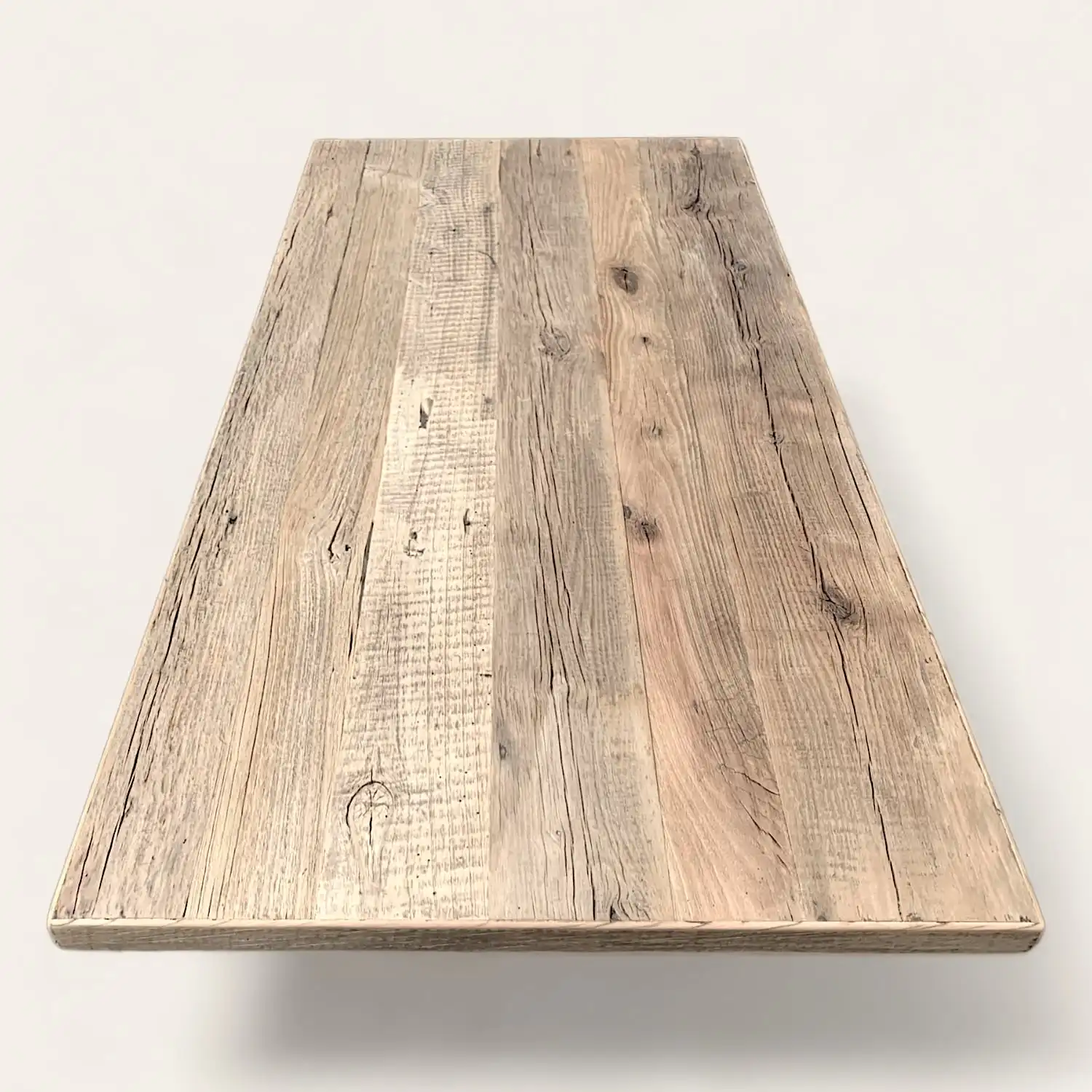  Un plateau de table rustique en bois sur un fond blanc. 