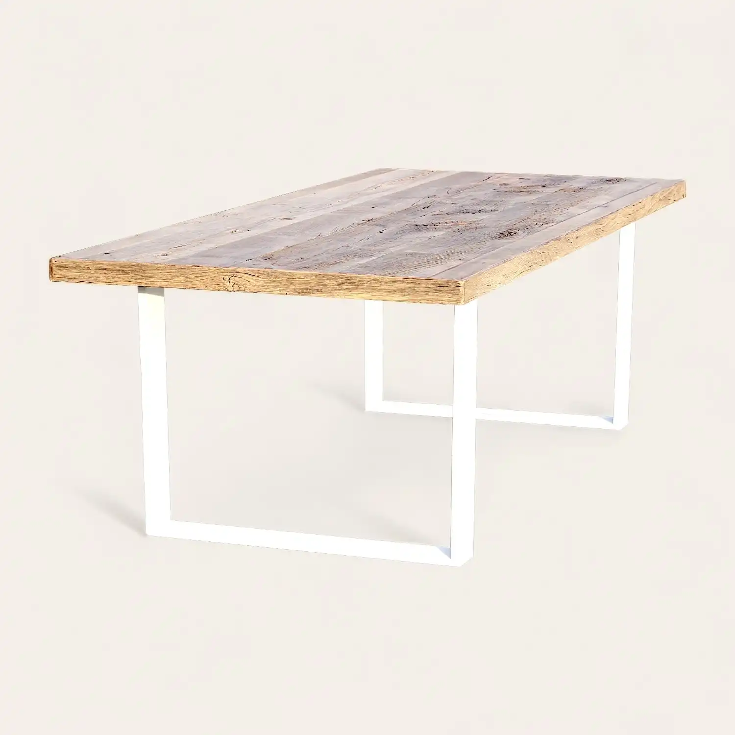  Une table ancienne sur mesure avec un plateau en bois blanc. 