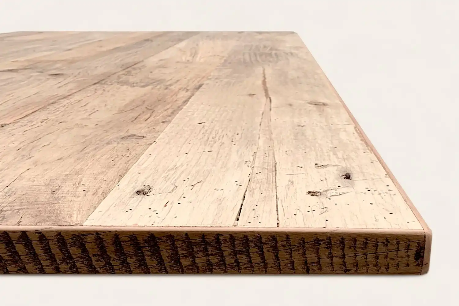 Une vue rapprochée d'une table rustique en bois.
