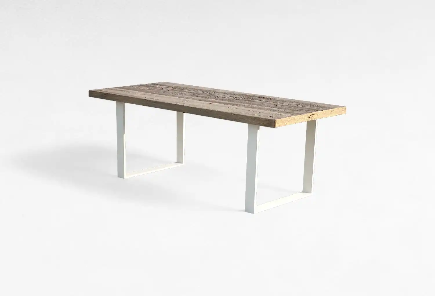 Un simple banc en bois avec une assise en bois clair et des pieds en métal blanc sur un fond blanc uni, rappelant une table rustique.