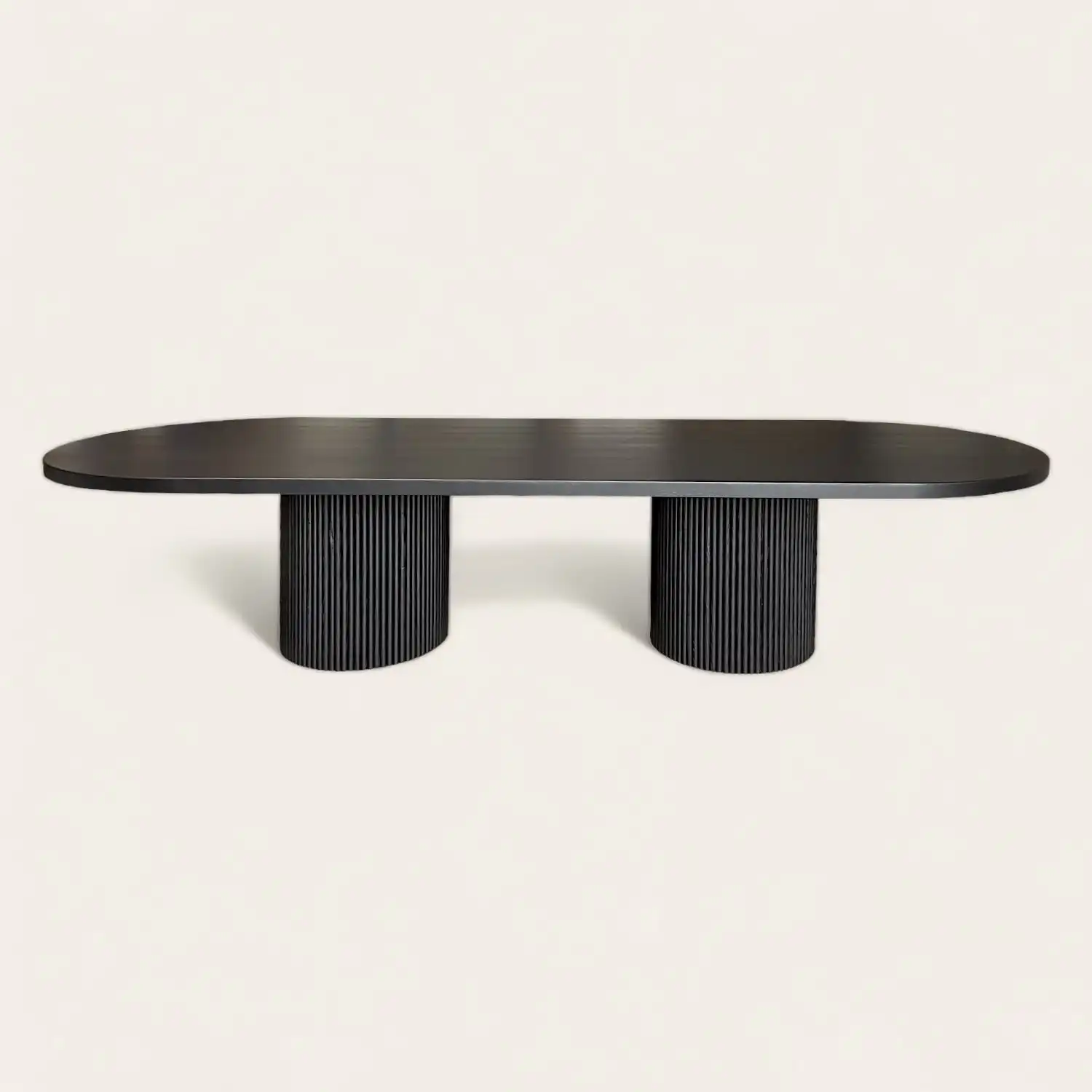  Une table noire avec deux pieds en bois sur fond blanc. 