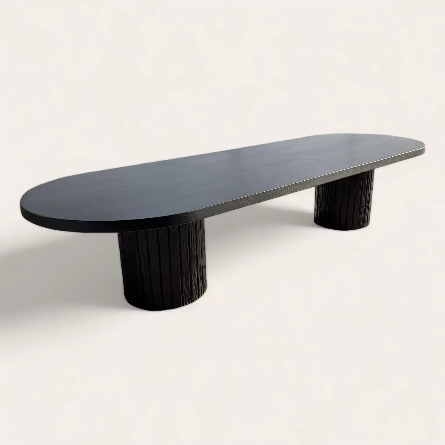  Une table noire avec deux pieds en bois sur fond blanc. 