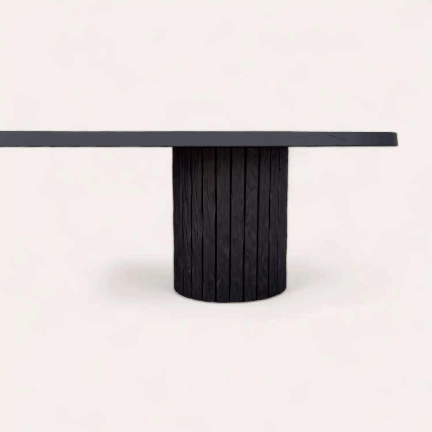  Une table à manger noire avec un piètement en bois. 