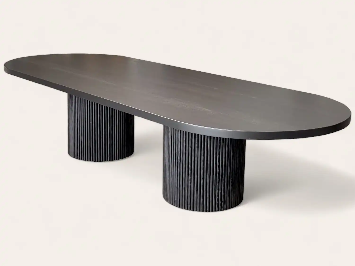 Une table à manger noire avec deux piliers.