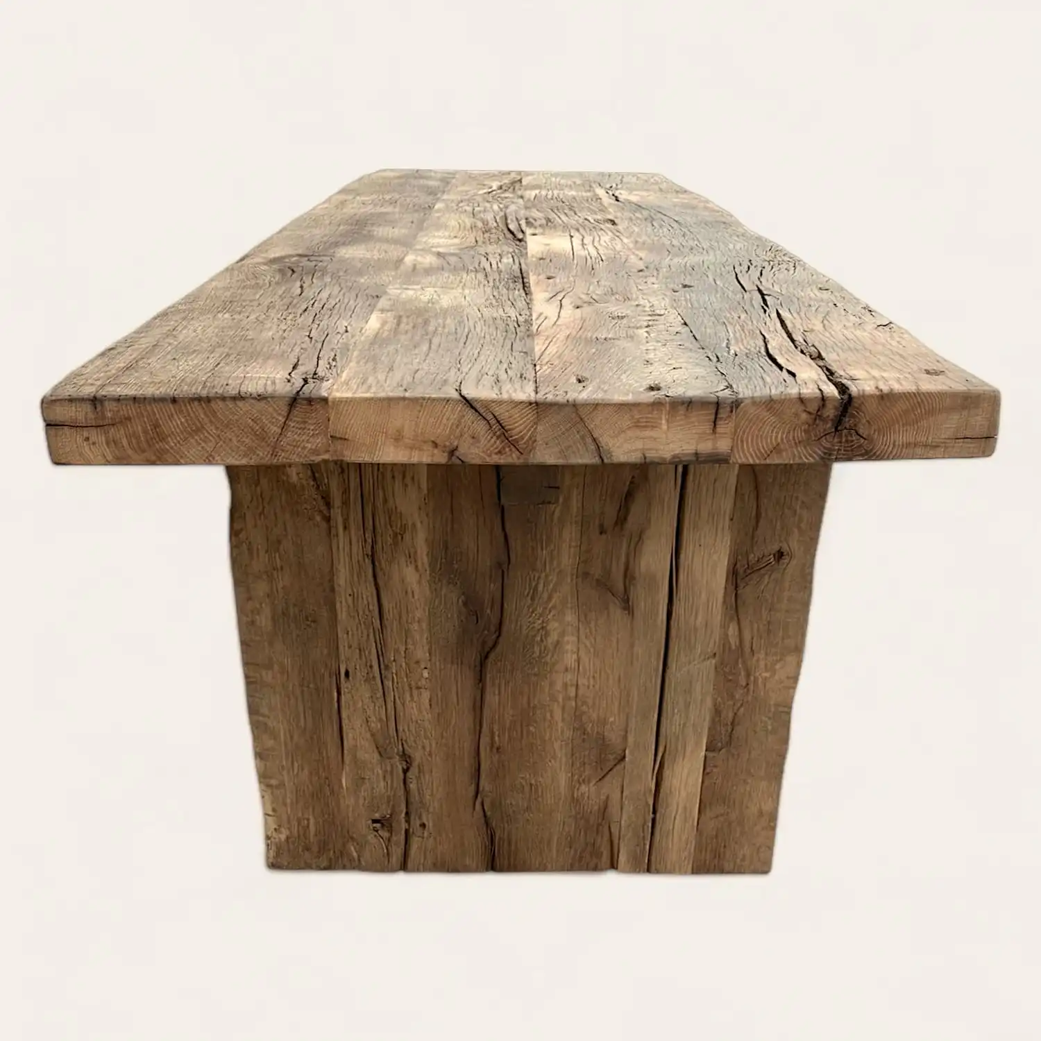  Une table à manger rustique en bois fabriquée à partir de bois récupéré. 