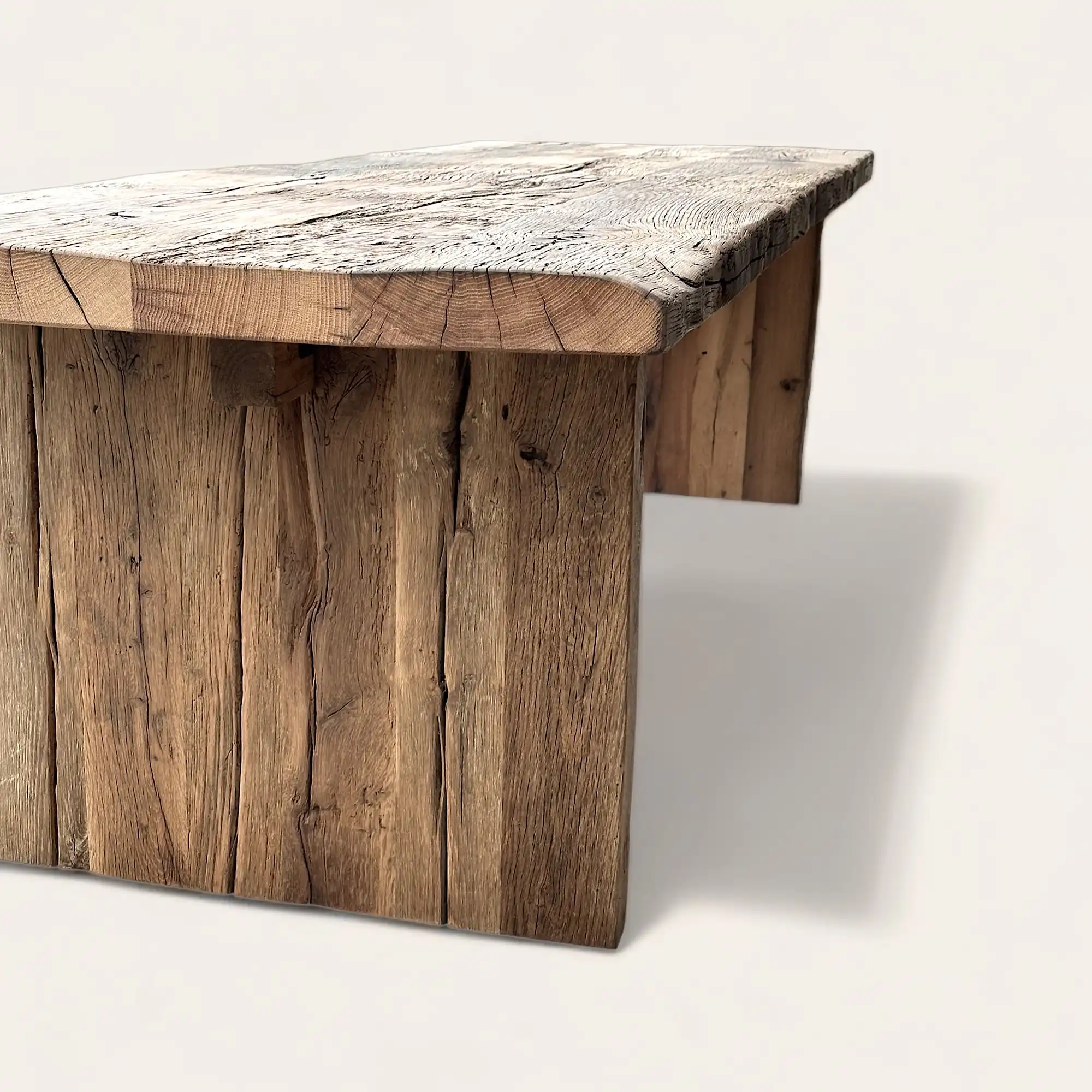  Une table en vieux bois rustique fabriquée à partir de bois récupéré. 