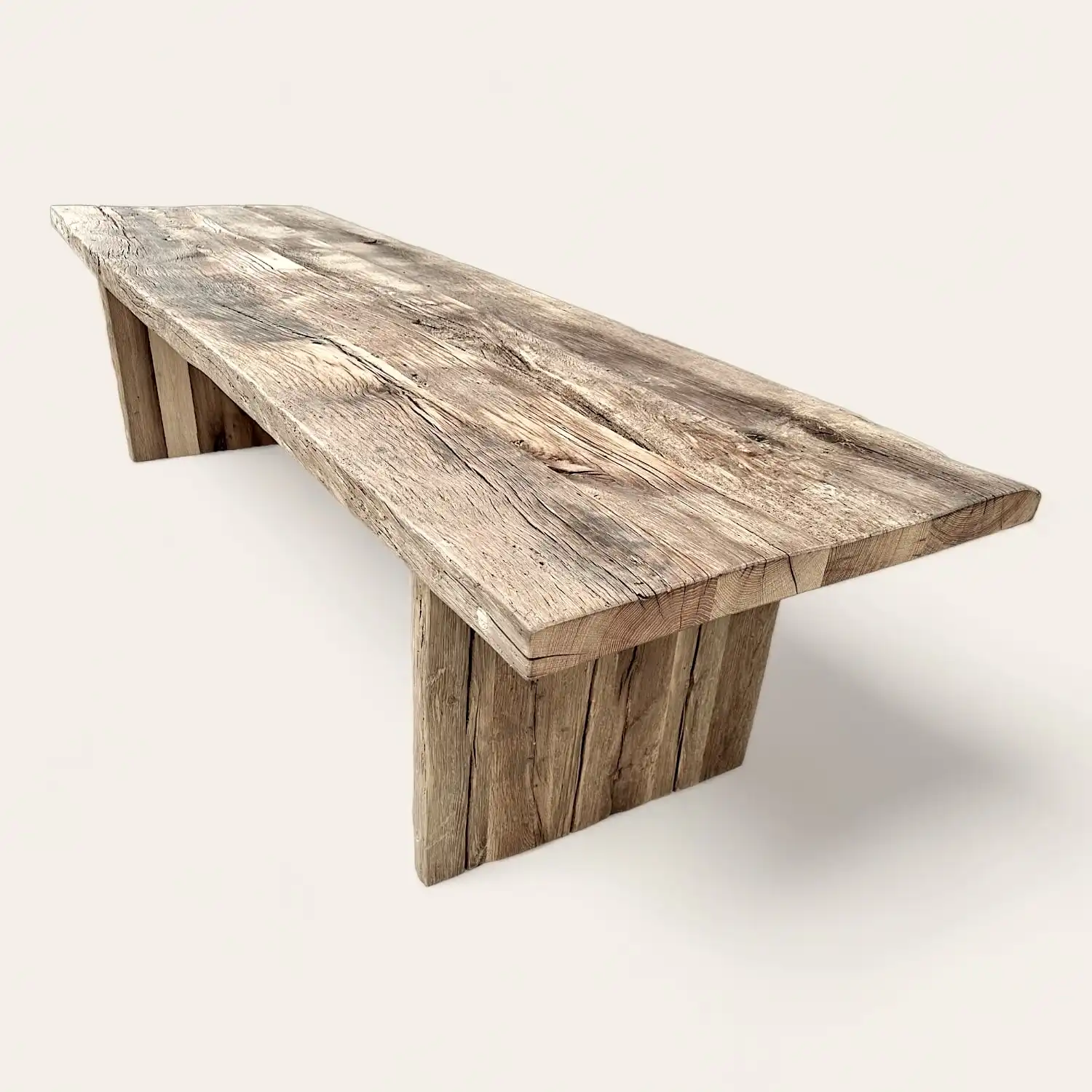  Une table à manger en bois rustique sur fond blanc. 