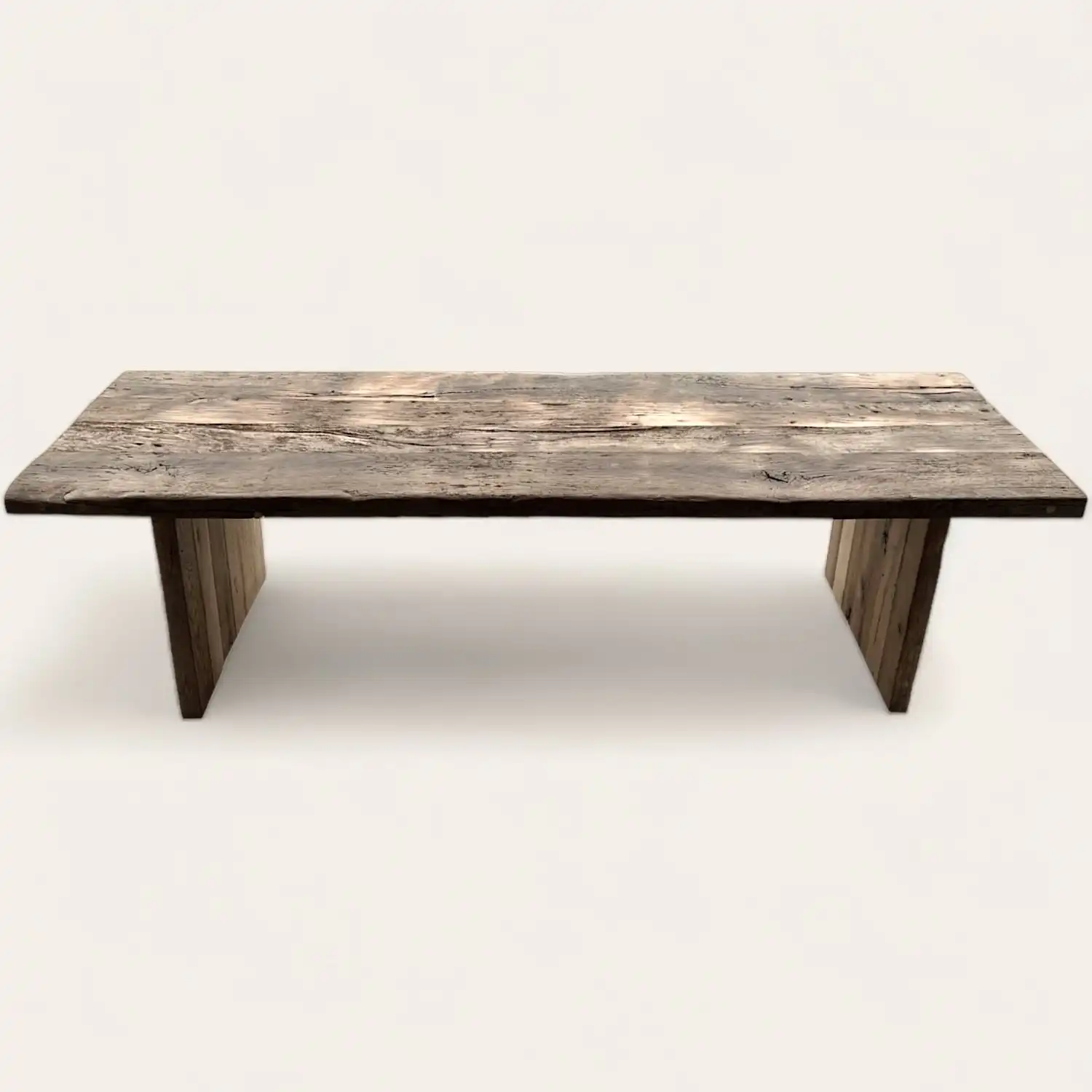  Une table basse en bois récupéré. 