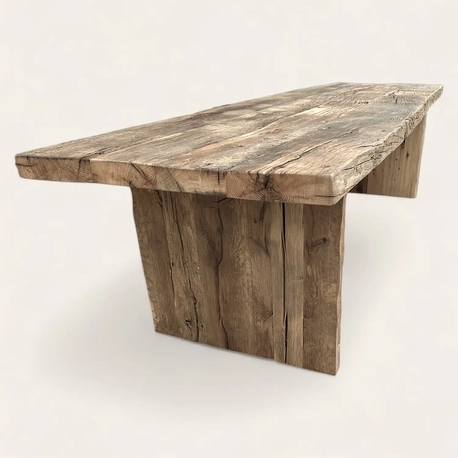  Une table à manger en bois rustique fabriquée à partir de bois récupéré. 