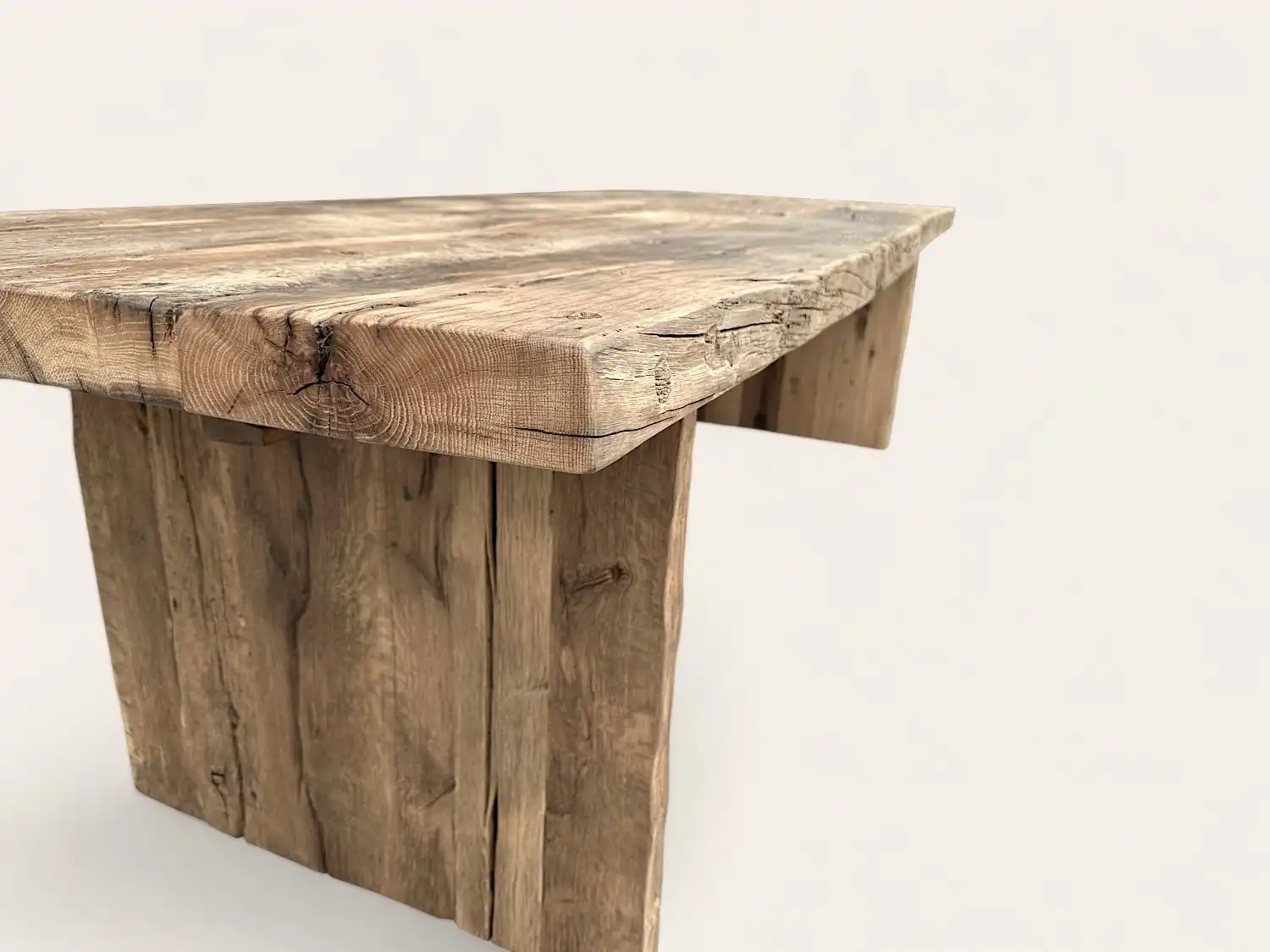  Une table rustique en bois en forme de triangle. 
