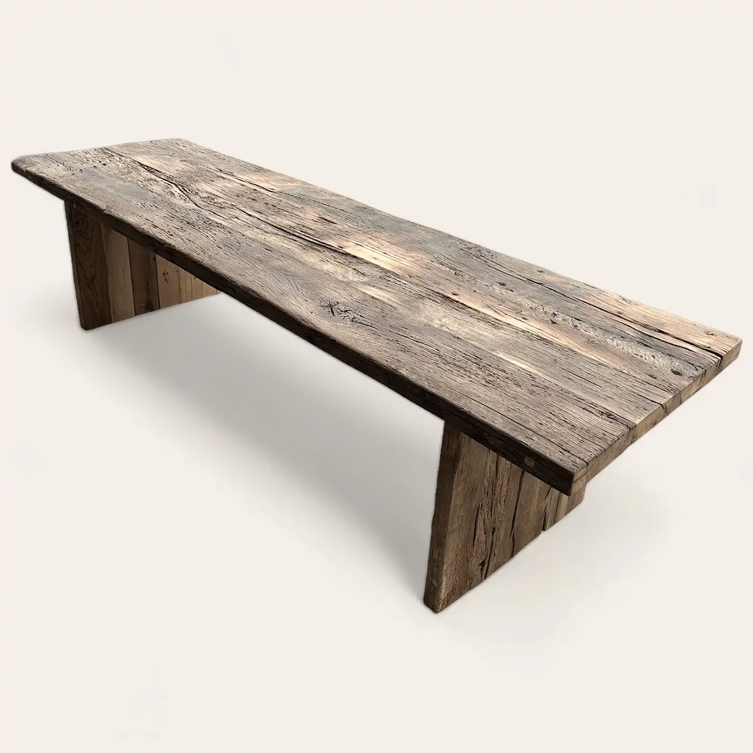  Une table à manger ancienne en bois fabriquée à partir de bois récupéré. 