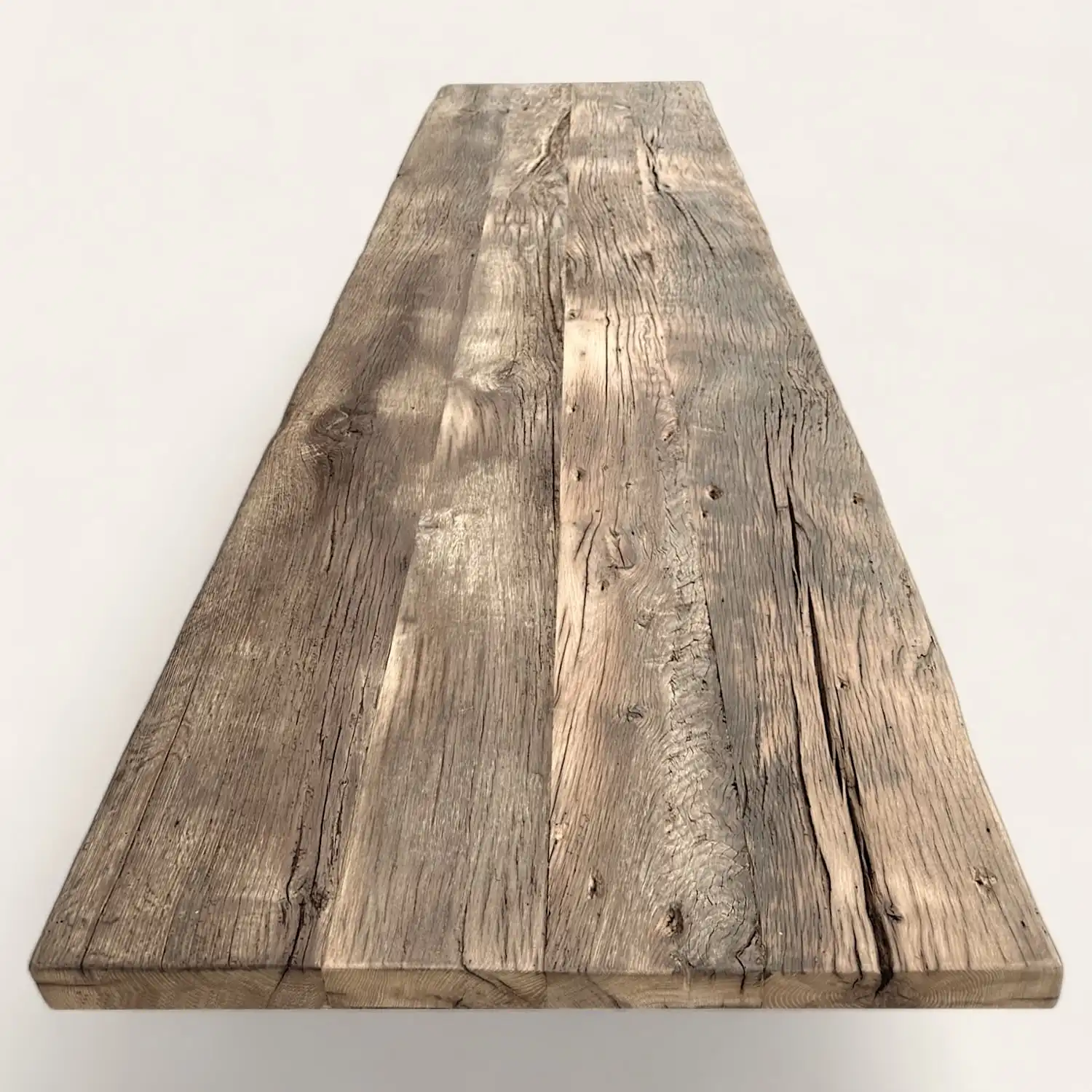  Modèle 3D d'une table rustique en bois sur fond blanc. 