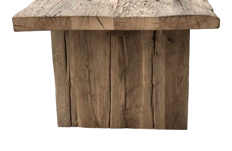 Une table en bois rustique fabriquée à partir de bois récupéré.