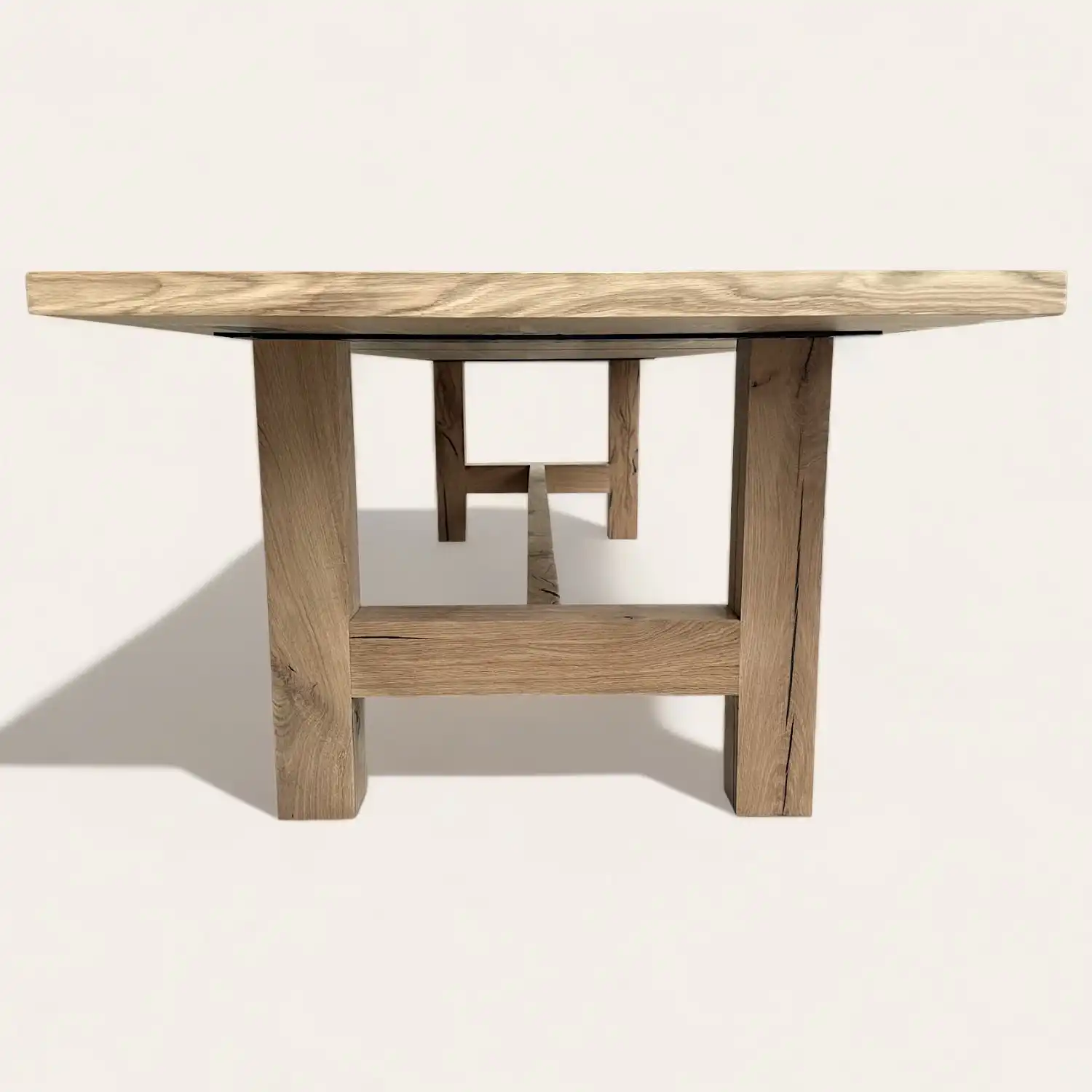  Une table à manger en bois rustique avec un plateau en bois massif. 