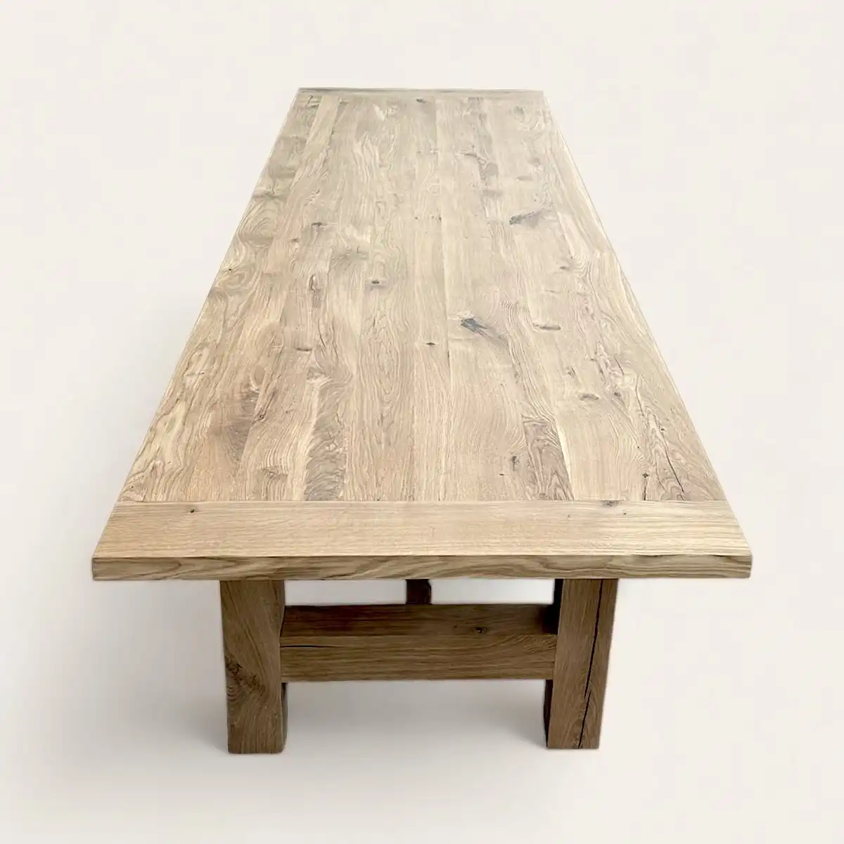  Une table à manger esprit campagne en bois massif sur fond blanc. 