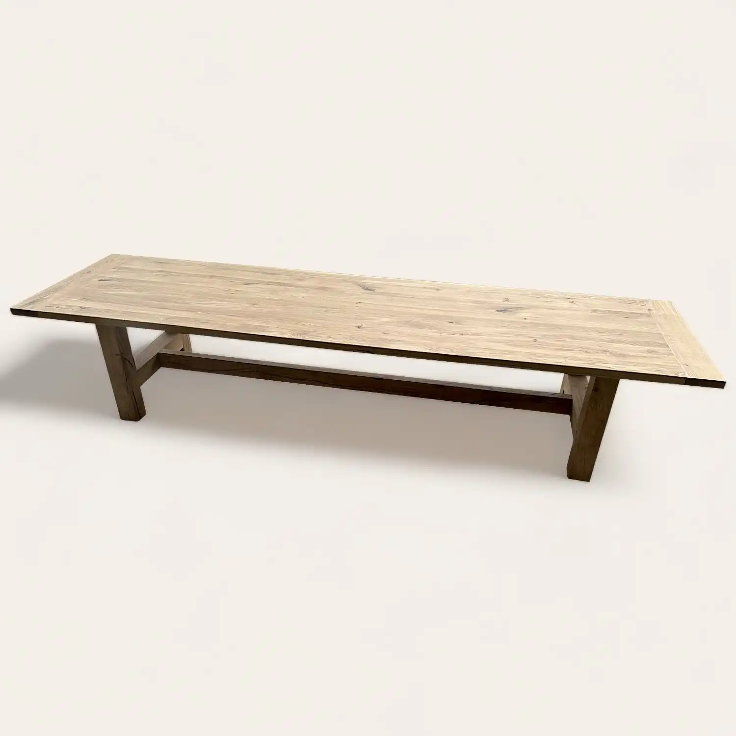  Une table à manger en bois avec un plateau en bois. 