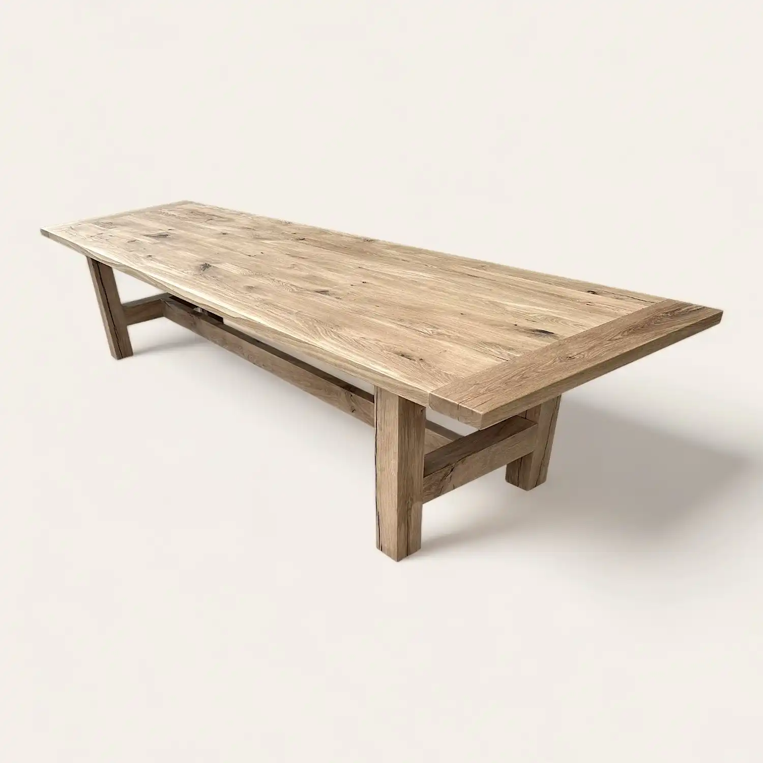  Une table à manger rustique en bois massif sur fond blanc. 