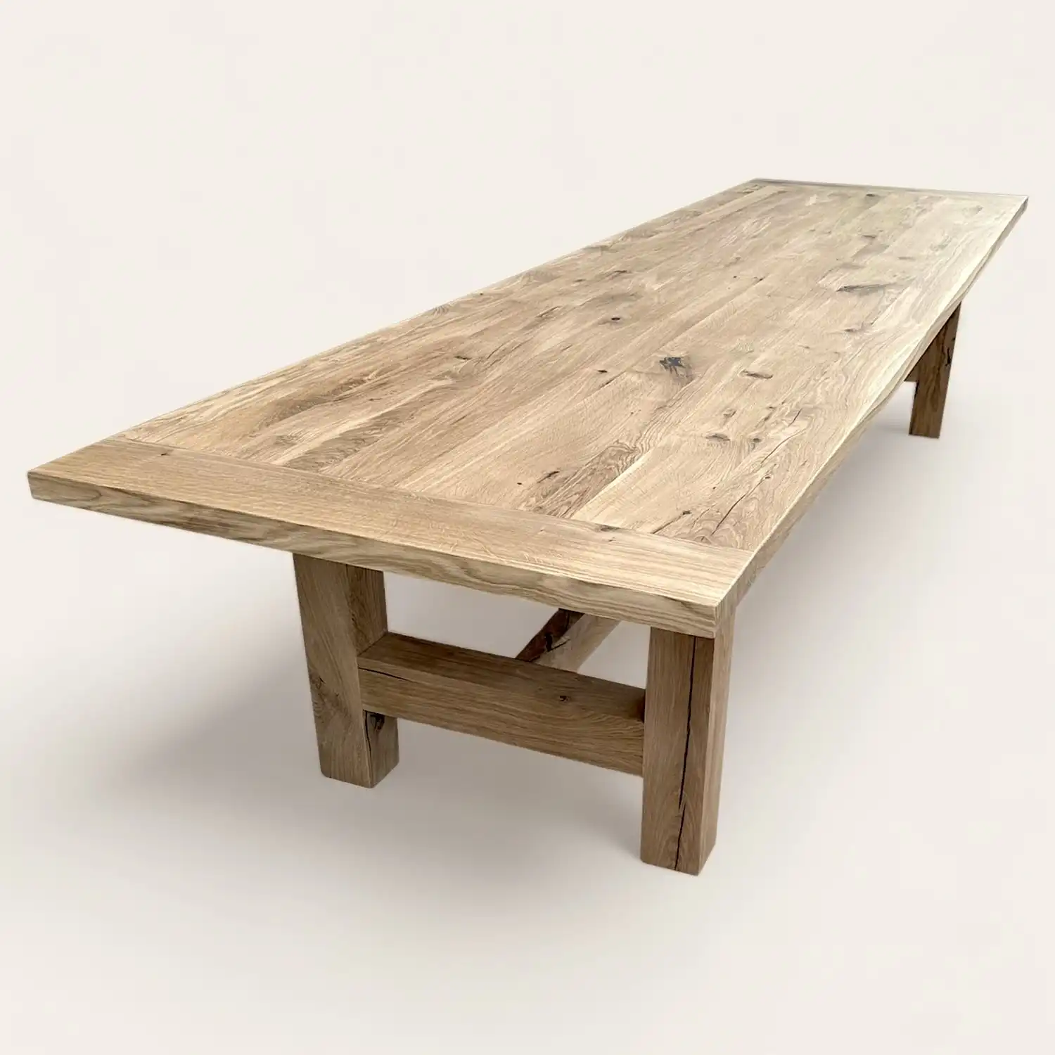  Une table à manger rustique en bois avec un long pied en bois. 