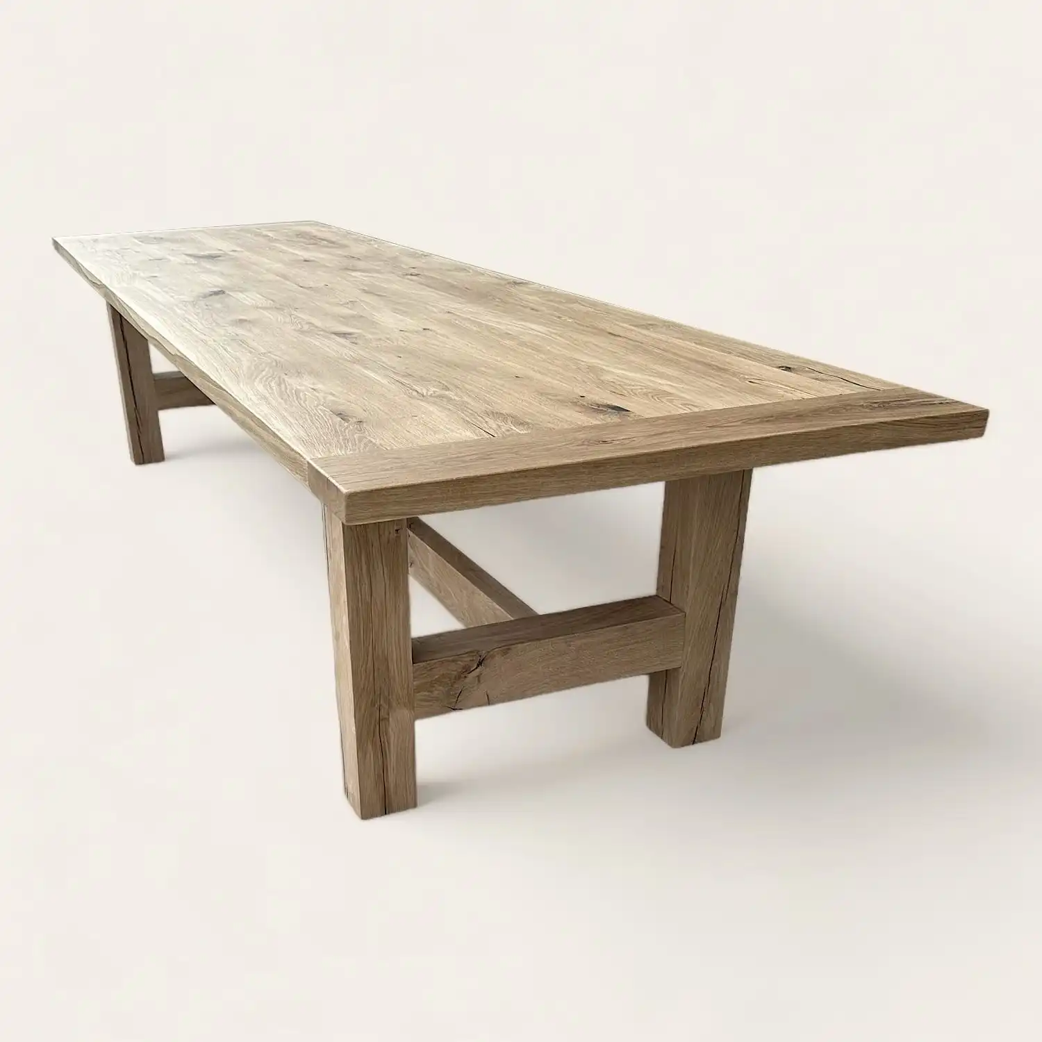  Une table rustique à manger en bois ancien sur fond blanc. 