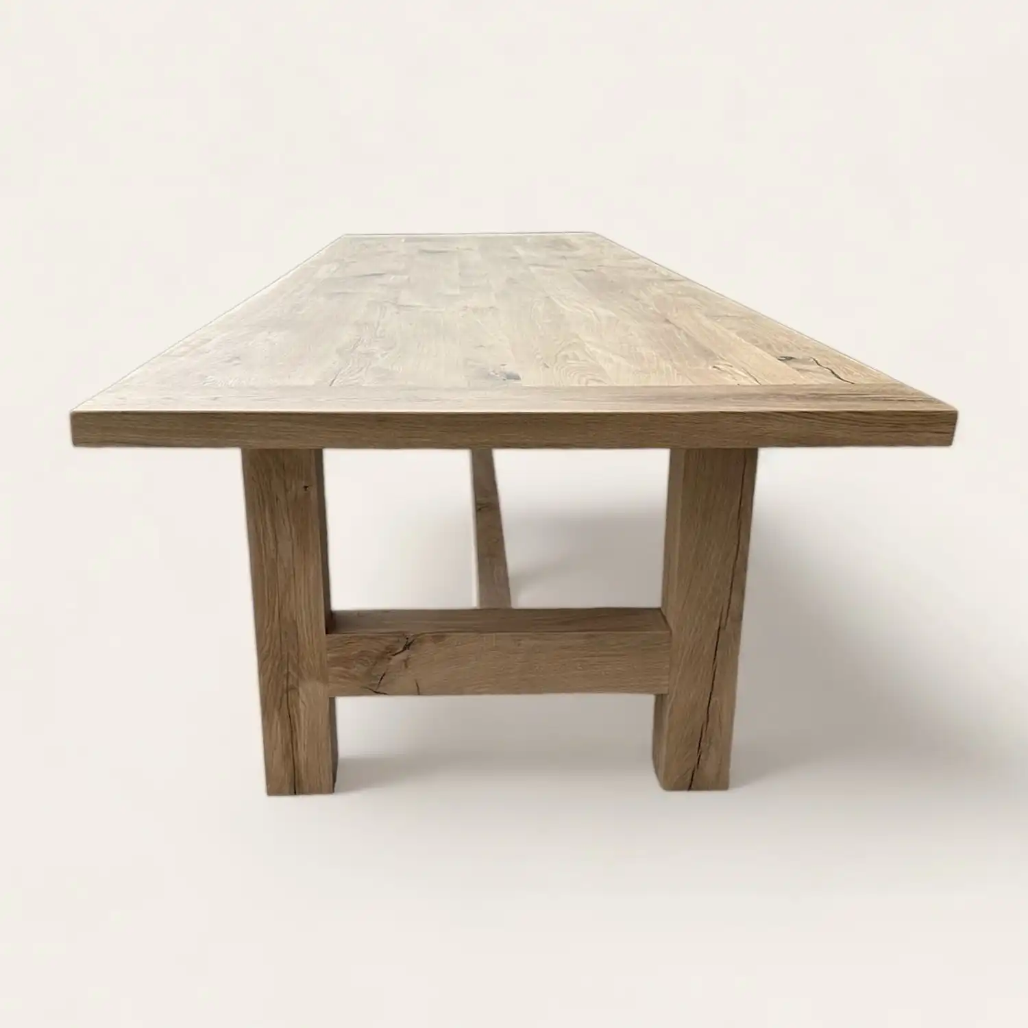  Une table rustique en bois sur fond blanc. 