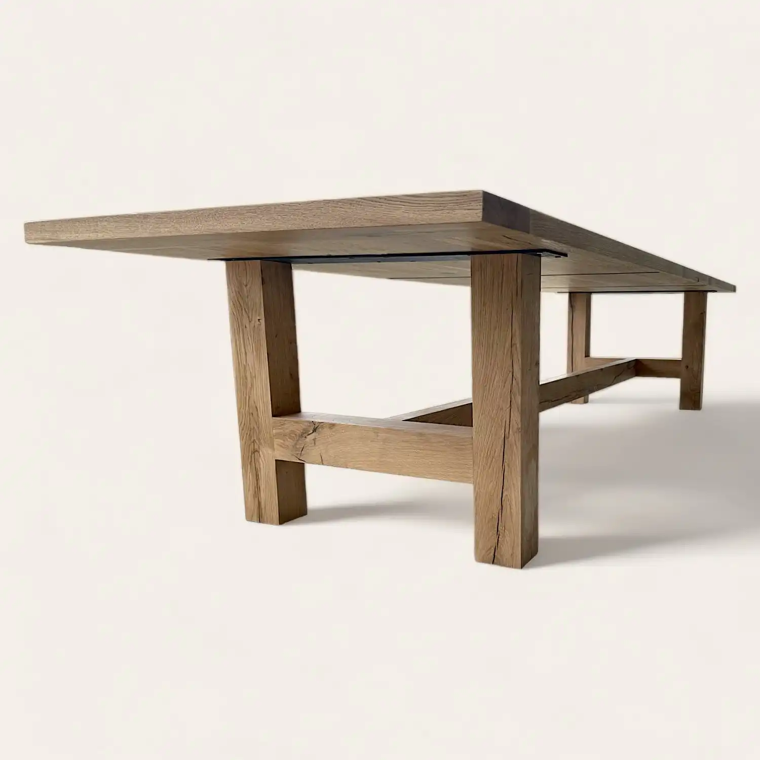  Une table à manger en bois avec un plateau en bois ancien. 