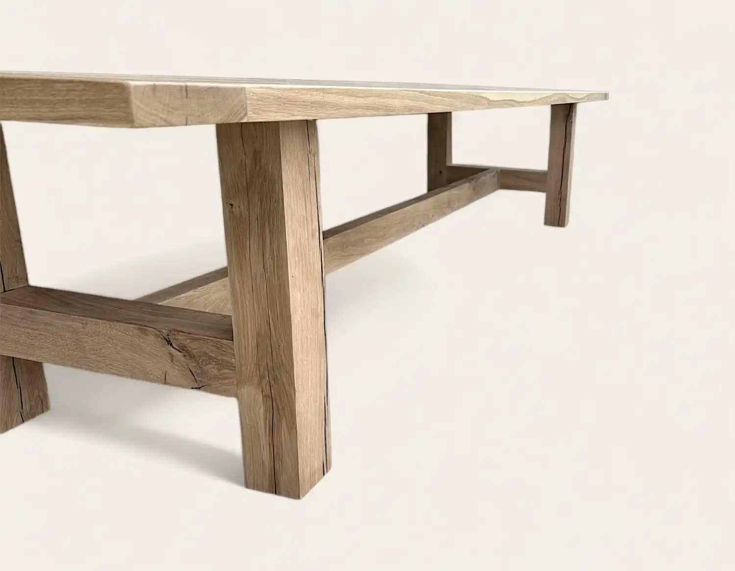 Une table à manger en bois ancien avec un plateau en bois rustique.
