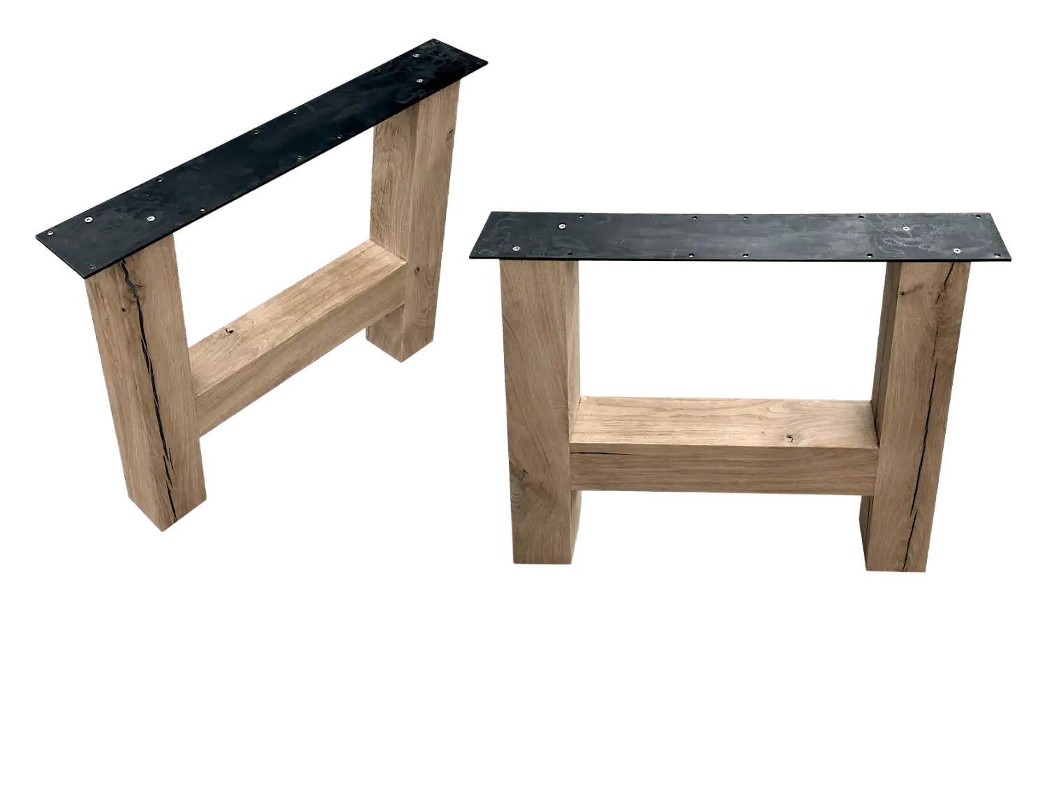 Deux bancs en bois rustique sur fond blanc.