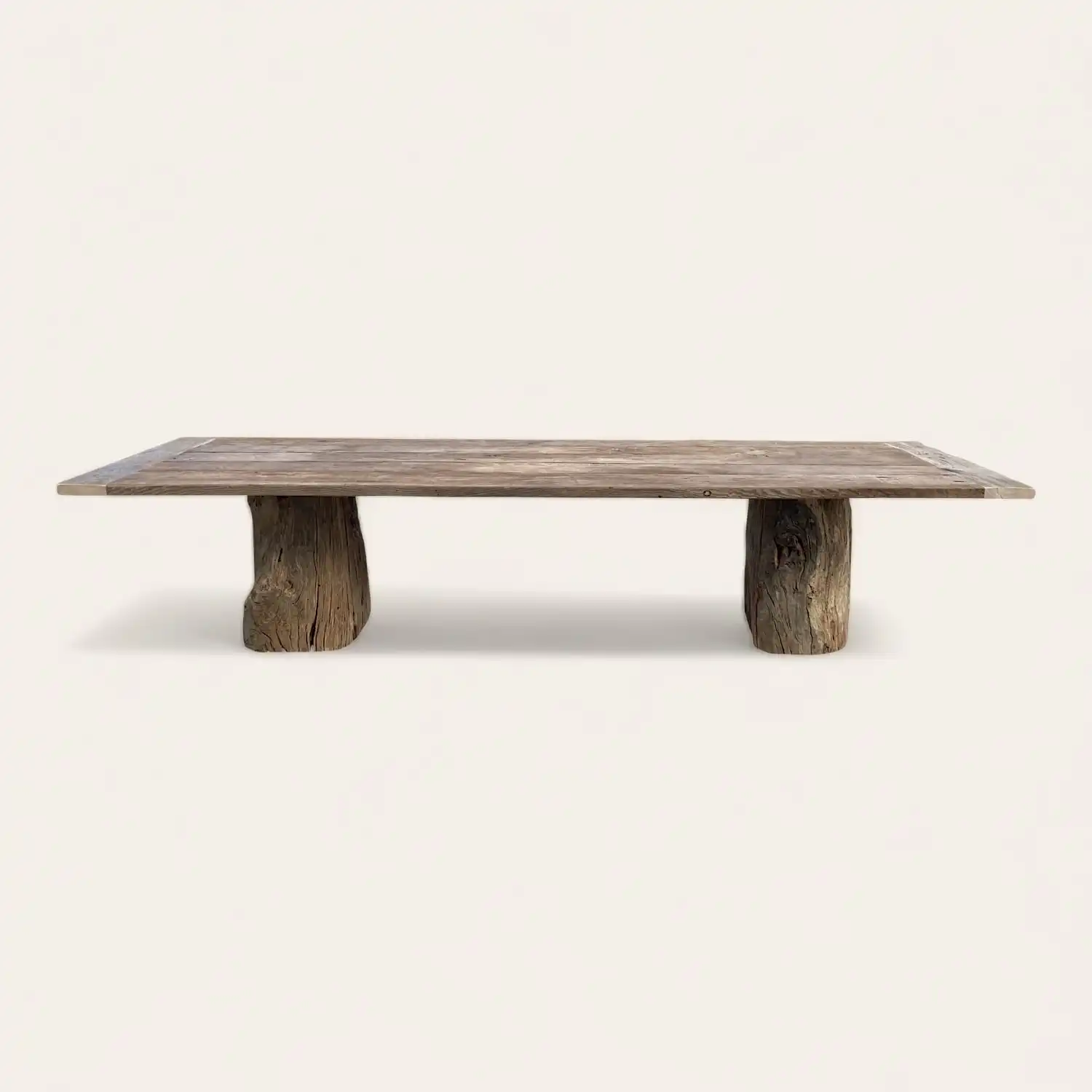  Une table à manger rustique en bois avec un piètement en bois tronc. 