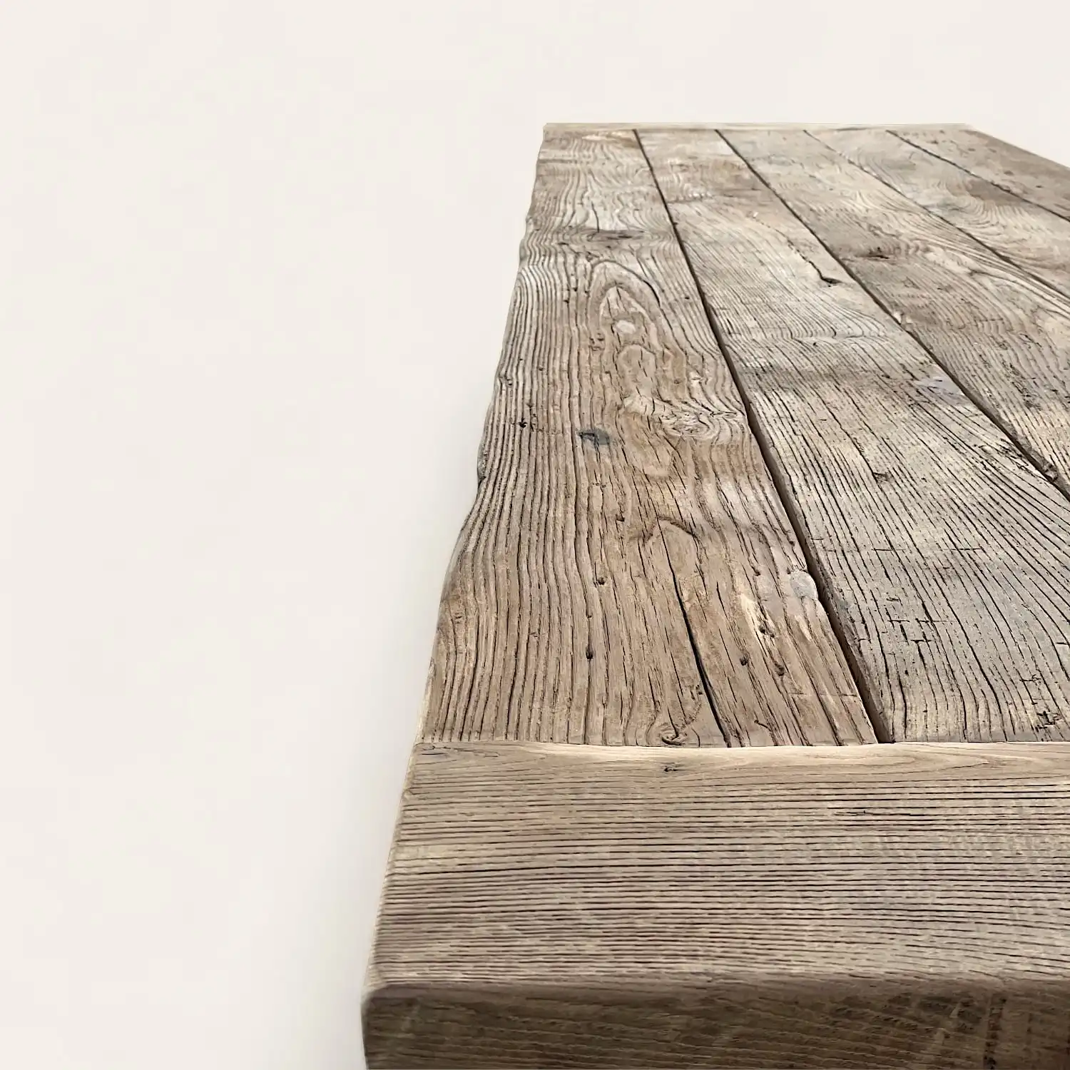  Une table en bois ancien avec un plateau en bois rustique sur fond blanc. 