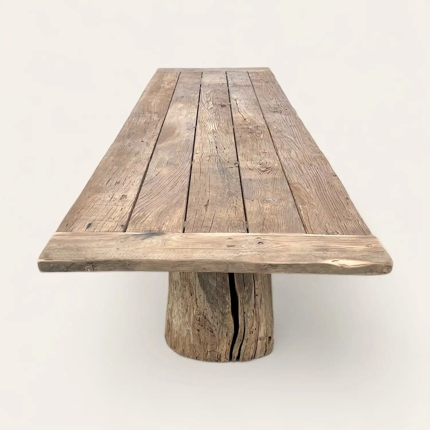  Une table en bois fabriquée à partir de bois récupéré. 